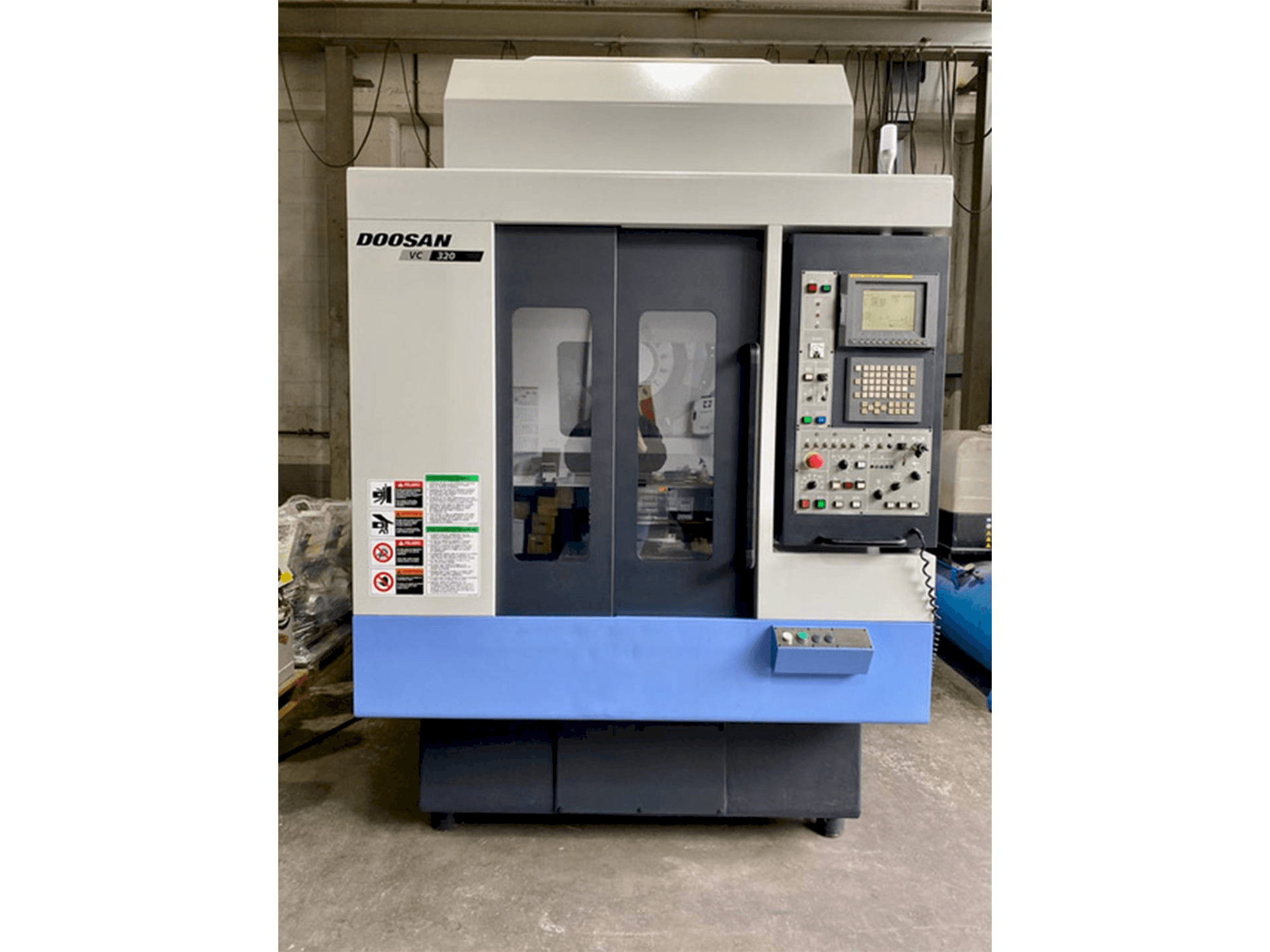 Mašīnas Doosan VC 320 pretskats