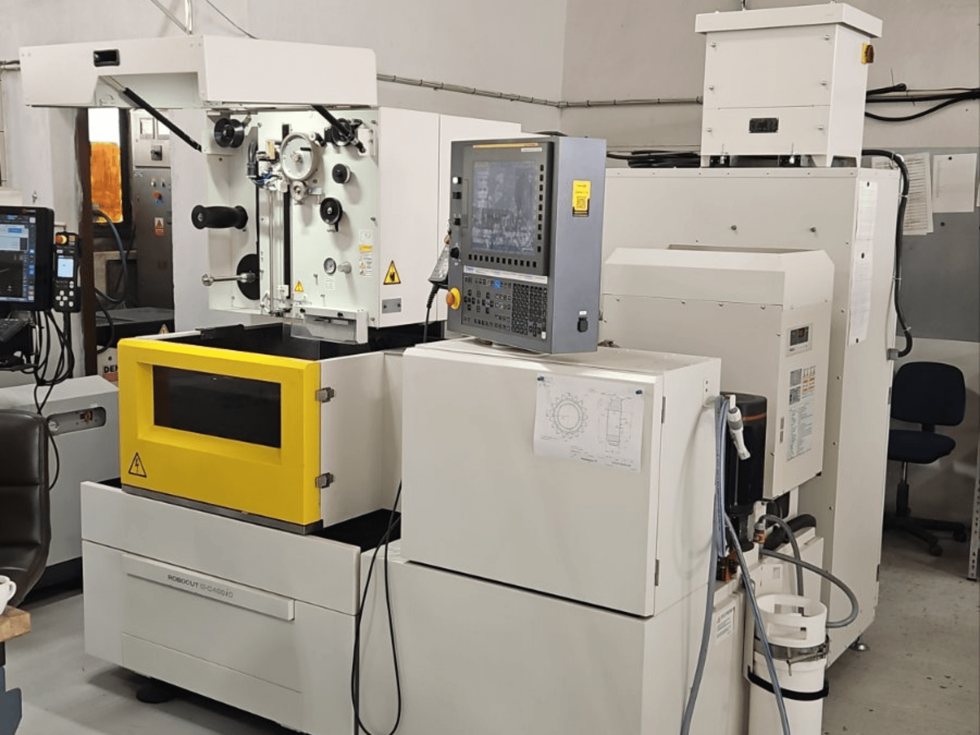FANUC Robocut alpha C400iC stiepļu elektroerozijas mašīna, skats no priekšpuses, kurā redzams vadības panelis un dzeltenā darba kamera.
