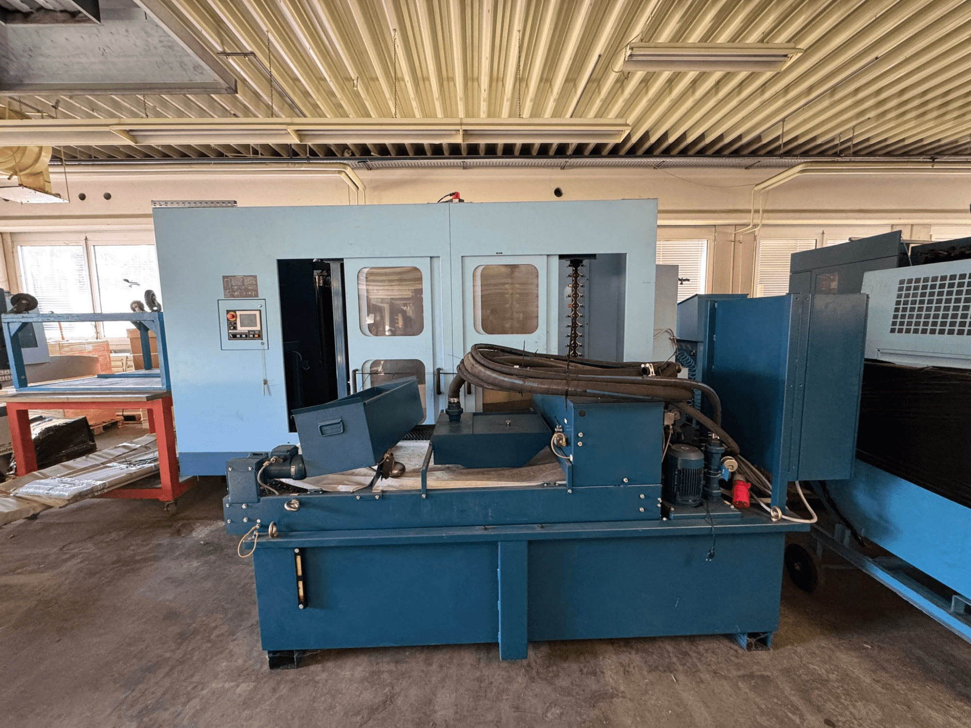 Matsuura H. Plus 405 horizontālais apstrādes centrs zilā krāsā, skats no priekšpuses, kurā redzams vadības panelis un mašīnas komponenti.