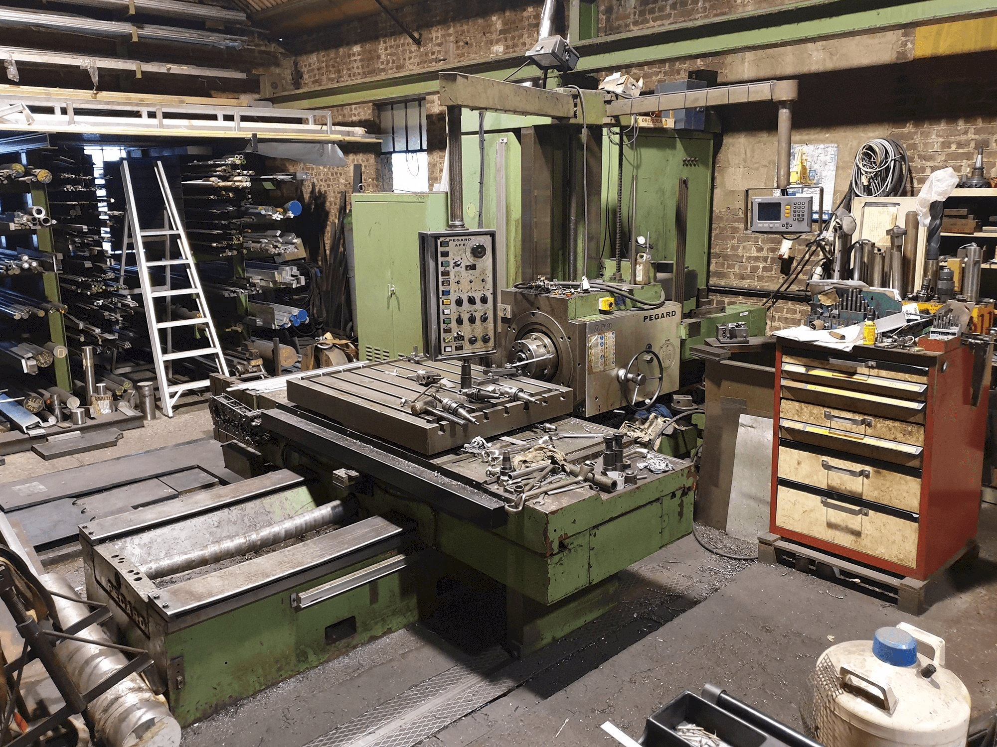 Mašīnas PEGARD AF 8 pretskats