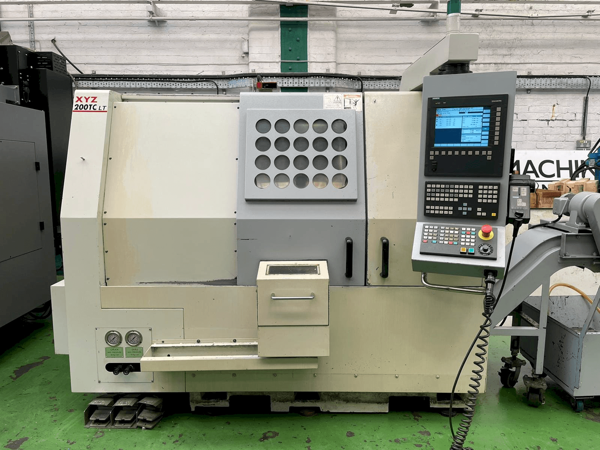 Mašīnas XYZ 200TC LT pretskats