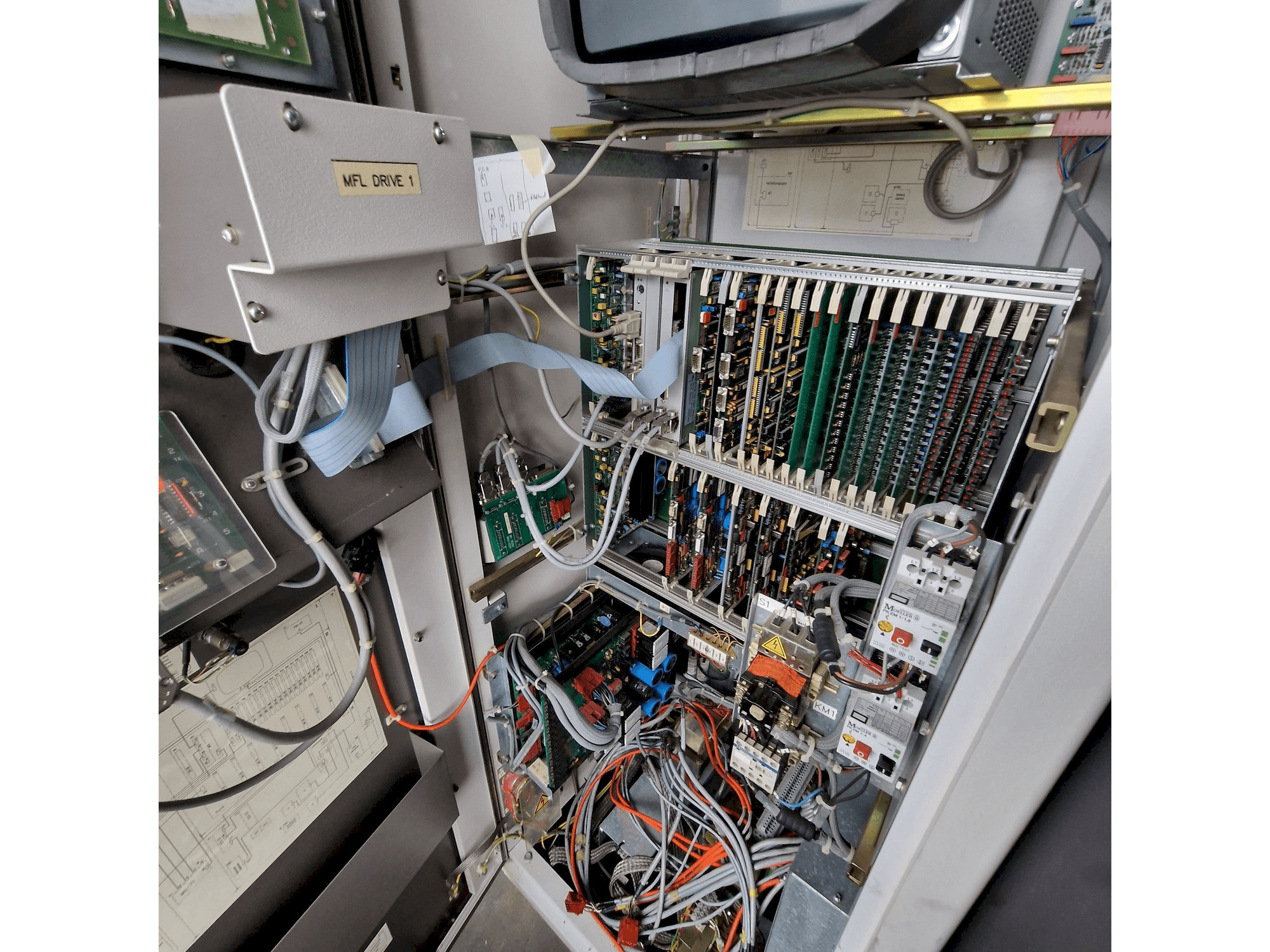 Mašīnas AGIE AGIECUT 150 HSS skats no aizmugures