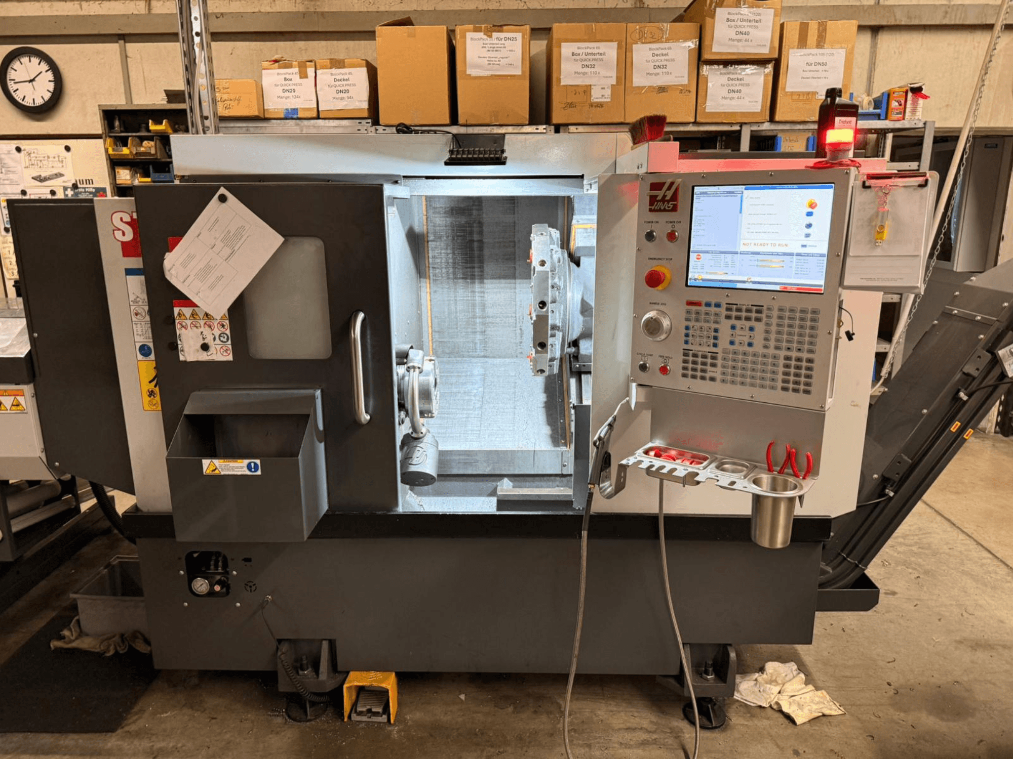 HAAS ST-15 horizontālās virpošanas mašīna no sānu skata, ar digitālo vadības paneli un darbības komponentiem.