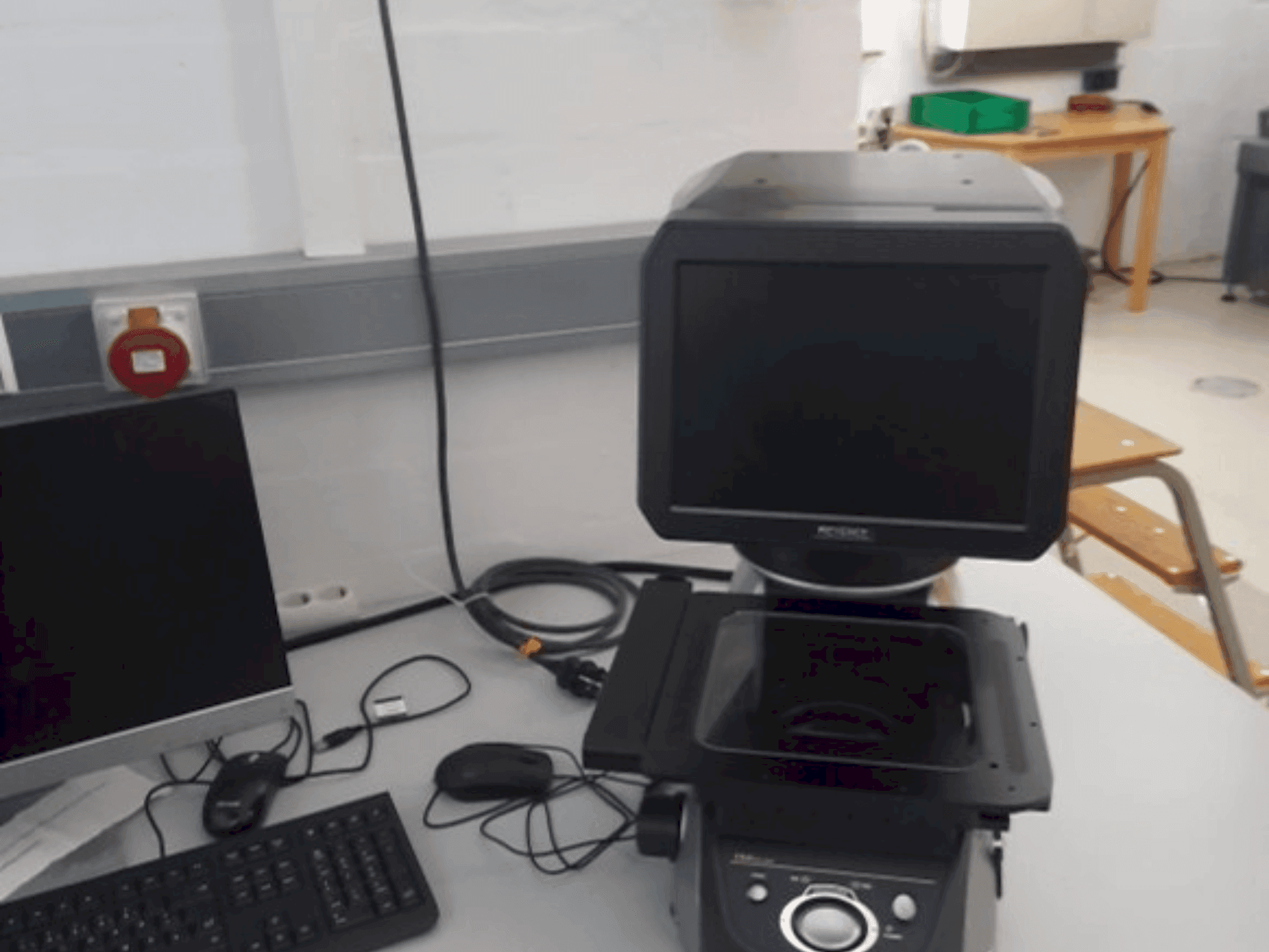 Mašīnas KEYENCE IM-7020 pretskats