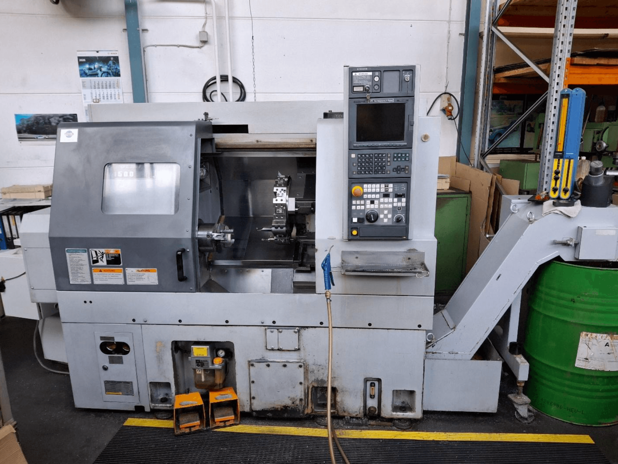 MORI SEIKI CL 1500 T horizontālās virpošanas iekārta, priekšējais skats ar vadības paneli, redzamajiem instrumentiem un darbības displeju.