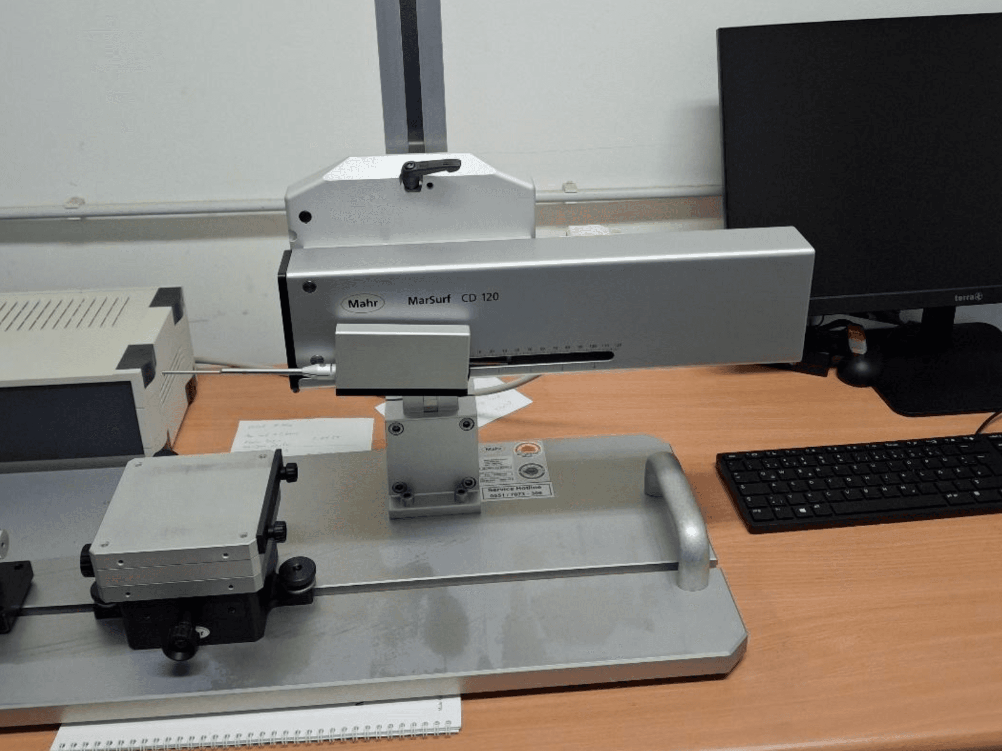 Mahr MARSURF CD 120 CMM no priekšpuses, redzama mērīšanas galva, vadības panelis un uzstādītais mērīšanas galds.