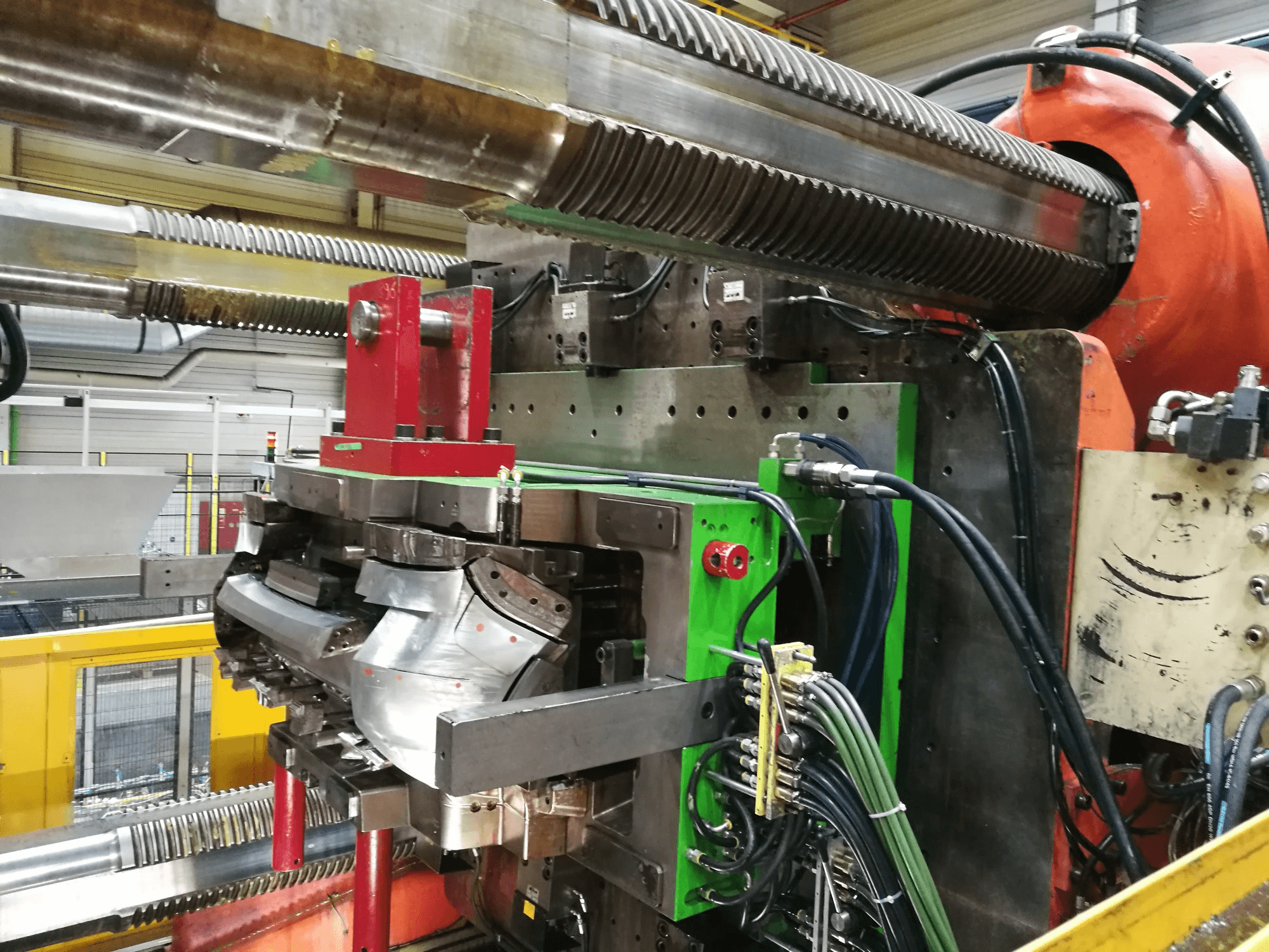 Mašīnas Husky EL 4000 RS 170/145 skats no kreisās puses