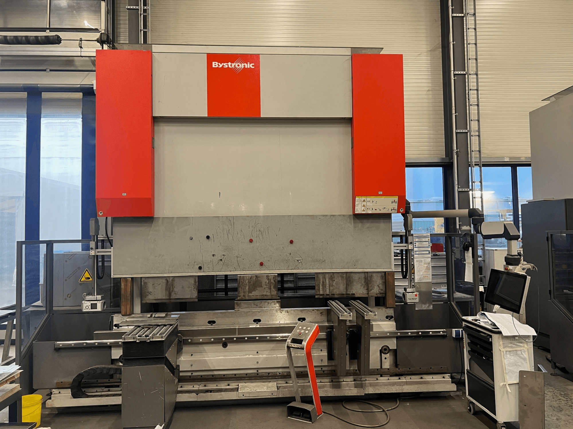 Bystronic lokšņu lokšņu locīšanas darbgalds priekšpusē, kam raksturīgs glīts dizains, vadības panelis un drošības funkcijas.