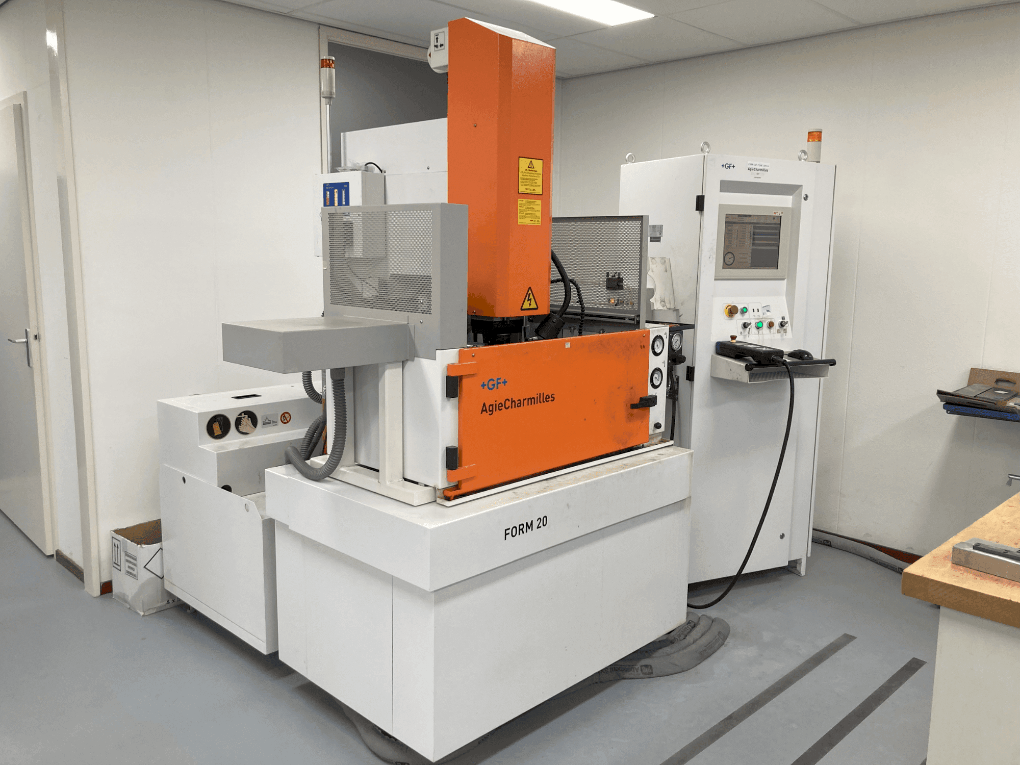 Mašīnas AgieCharmilles CABINET FORM20 pretskats