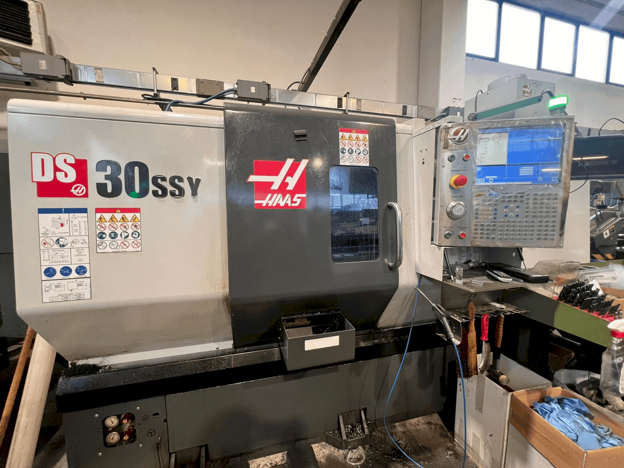 Mašīnas HAAS DS-30SSY pretskats