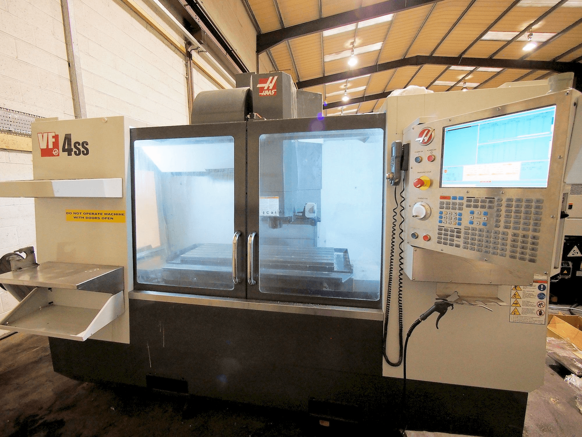 Mašīnas HAAS VF-4SS pretskats