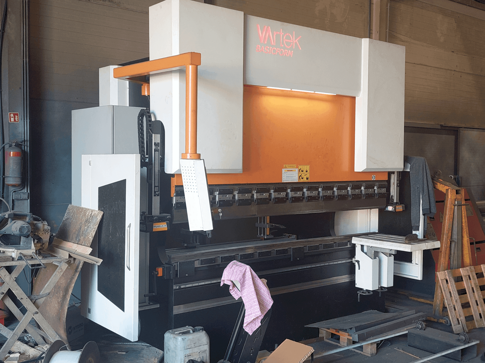 Mašīnas VARTEK BasicForm 2600 / 135 CNC pretskats