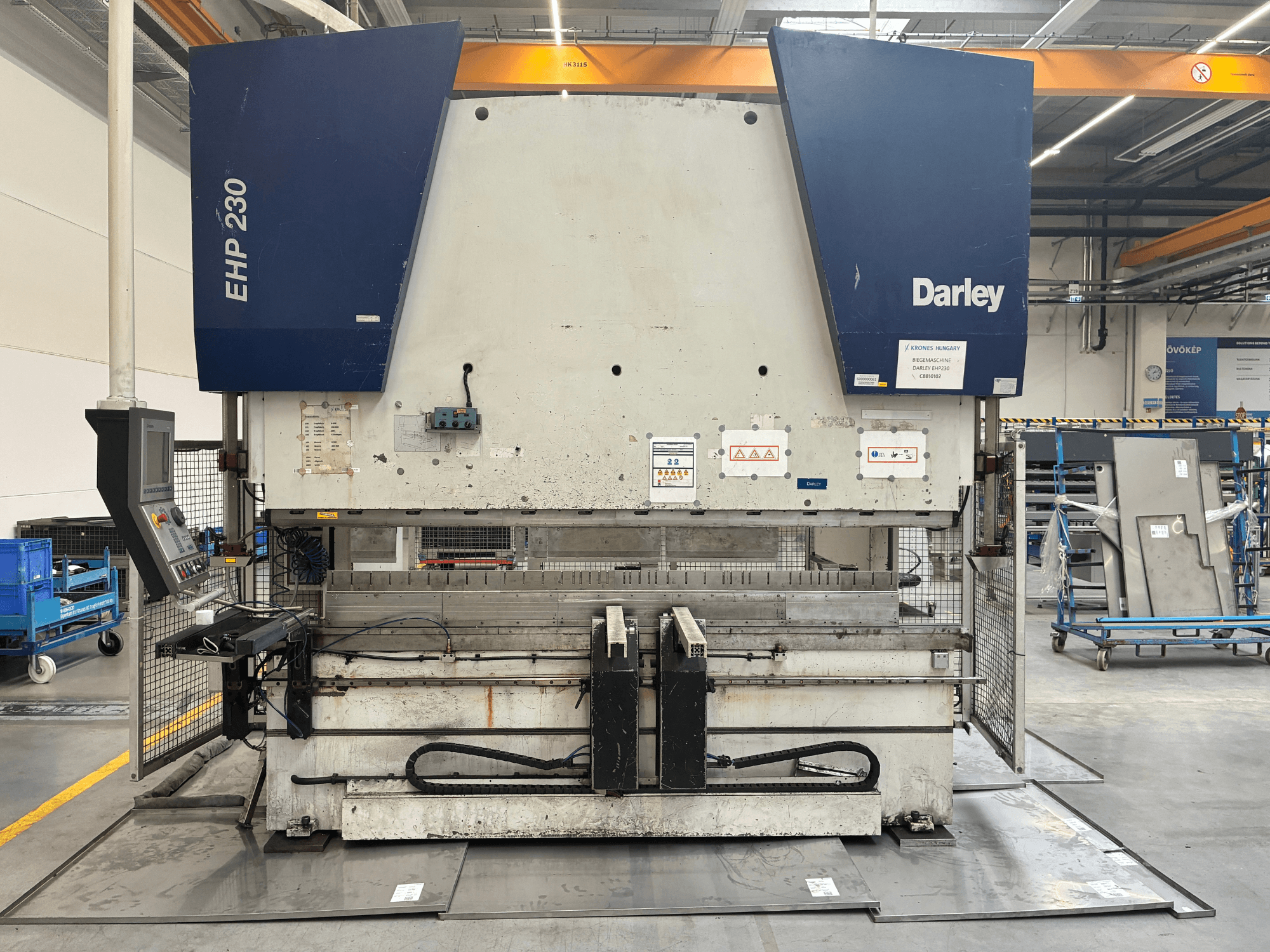 Darley EHP-LS 230.31/25 hidrauliskā prese priekšpusē, ar vadības paneli un drošības marķējumu.