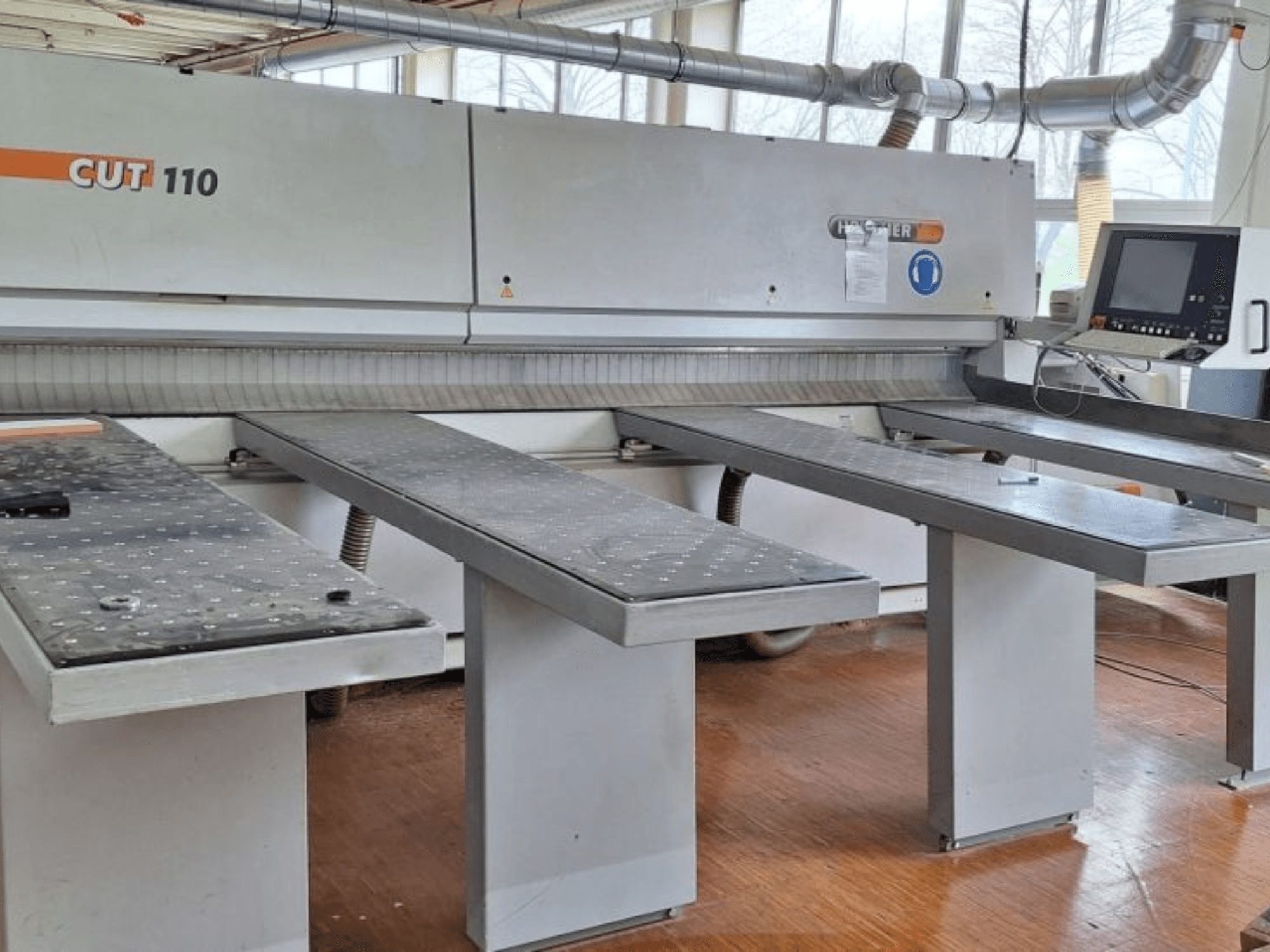 HOLZHER 6310 CUT 110 paneļzāģis priekšpusē, ar diviem horizontāliem galdiem un digitālo vadības paneli.