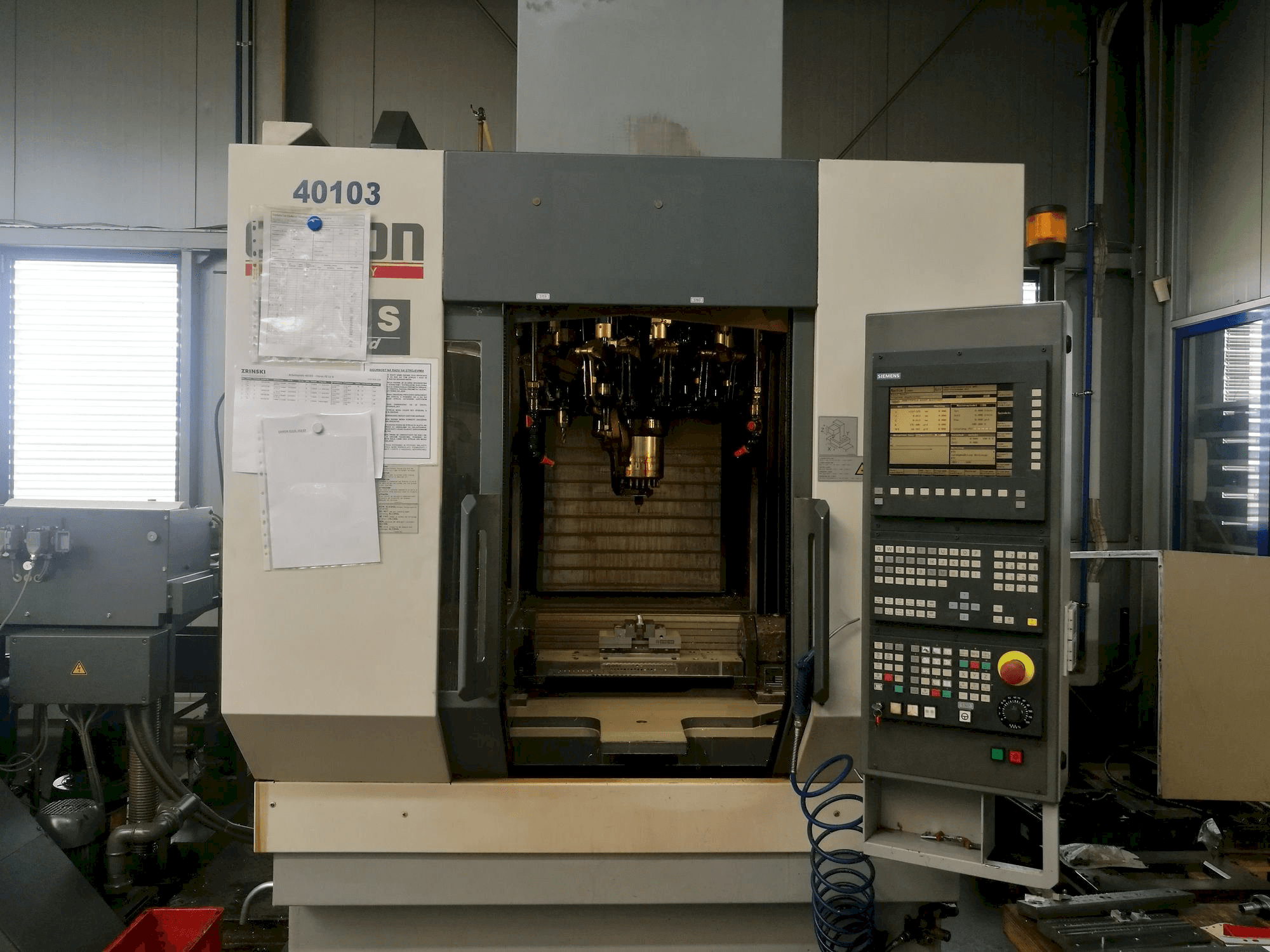 Mašīnas CHIRON FZ12S pretskats