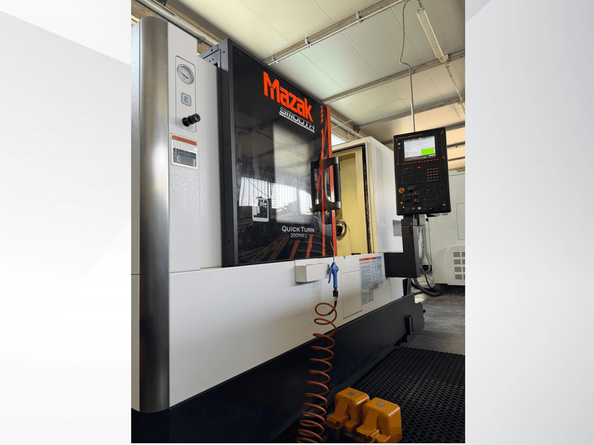 Mazak Quick Turn CNC virpa pelēkā un melnā krāsā, sānu skats, kurā redzams vadības panelis un spiediena mērītājs. Ideāli piemērots precīzai apstrādei.