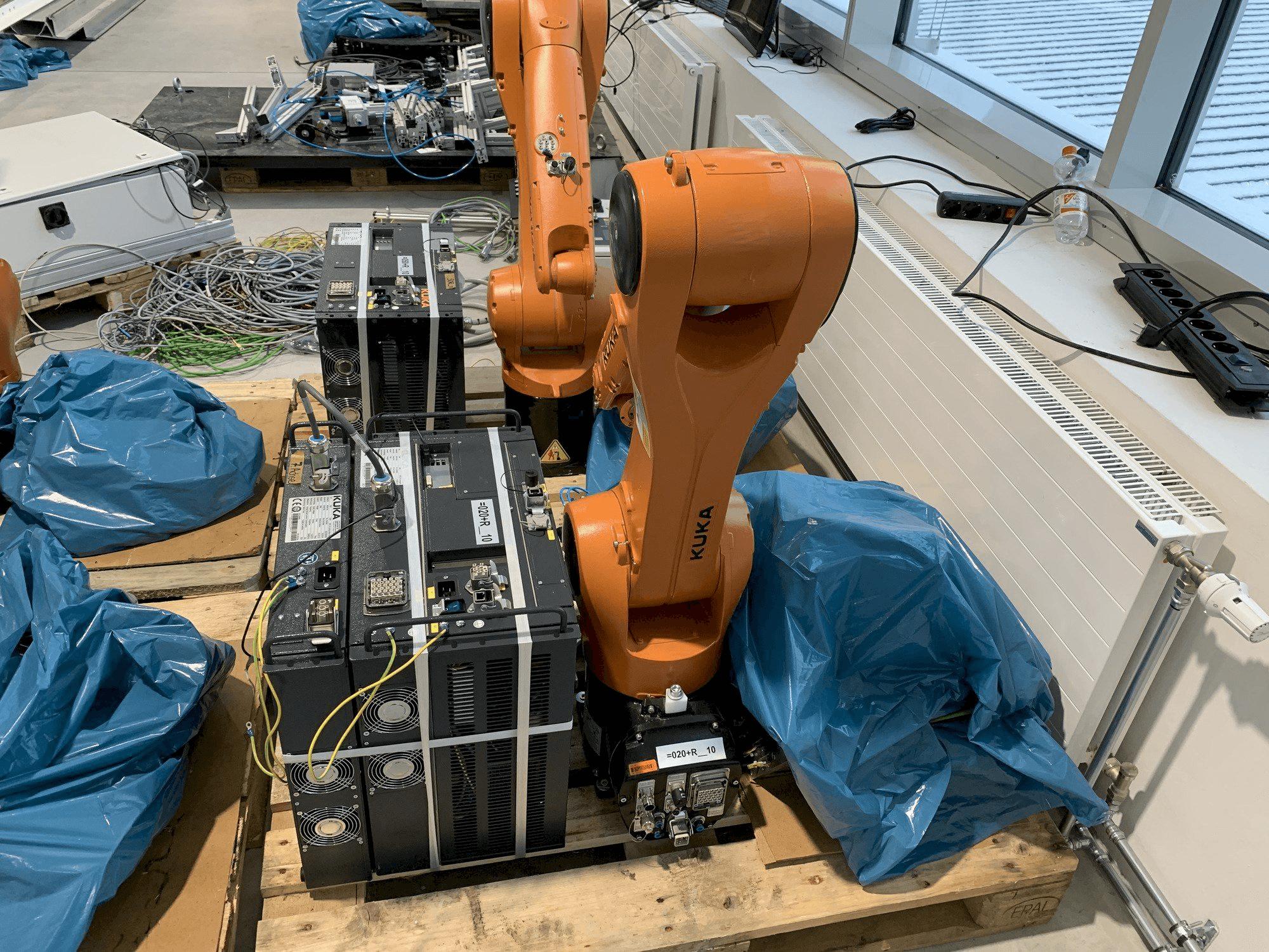Mašīnas KUKA KR10 R1100 pretskats
