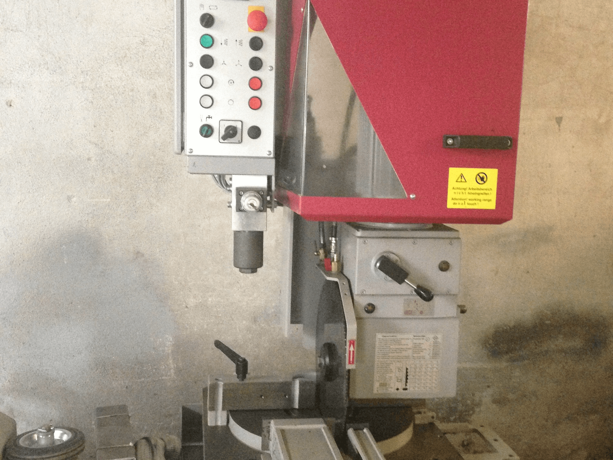 Mašīnas Behringer VMS 400 H pretskats