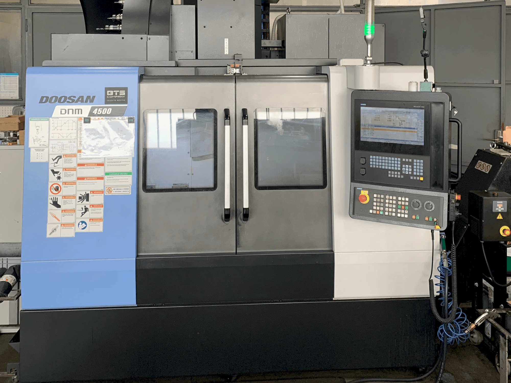Mašīnas DOOSAN DNM 4500 pretskats