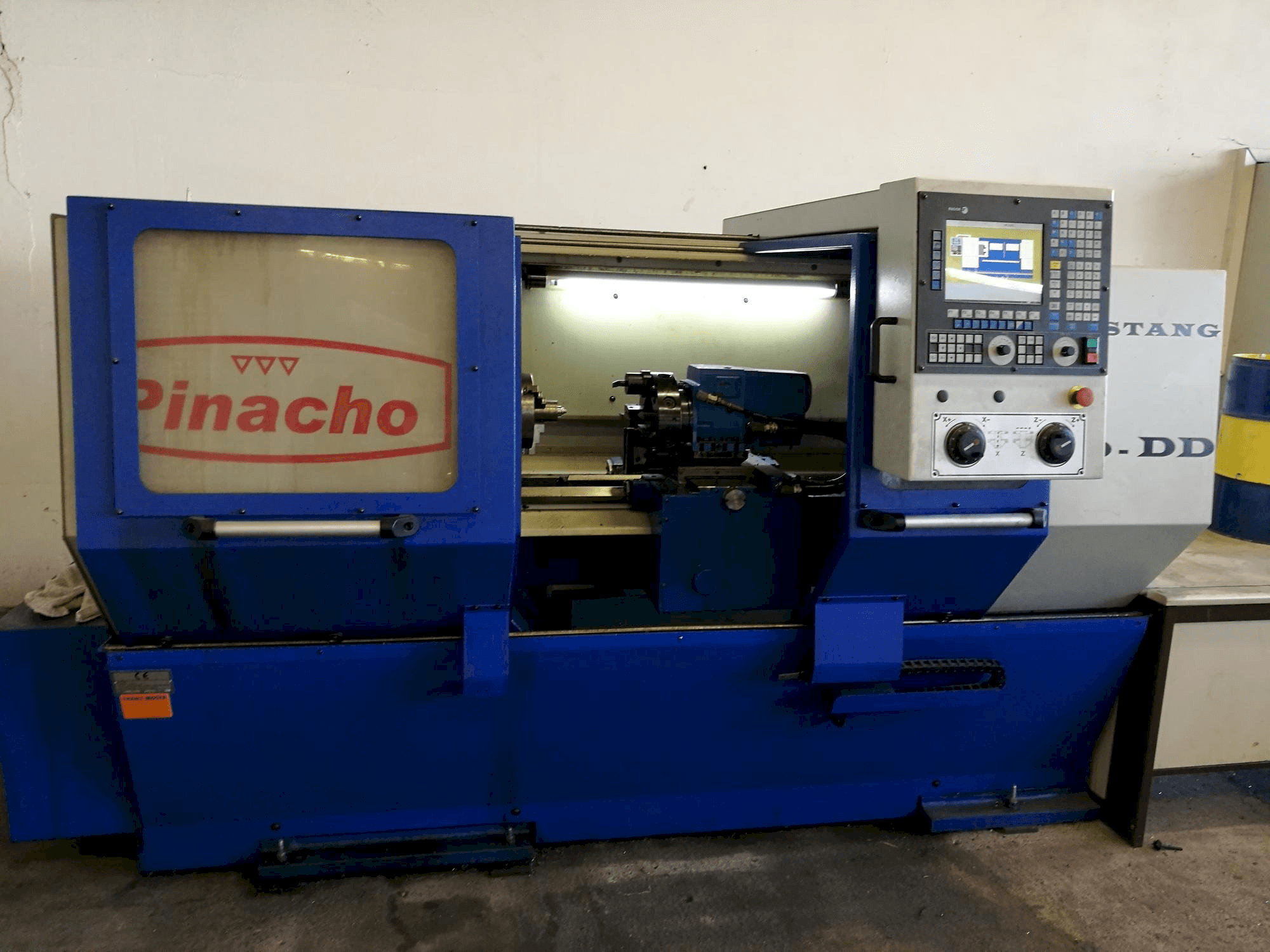 Mašīnas Pinacho Mustang 200-DD pretskats