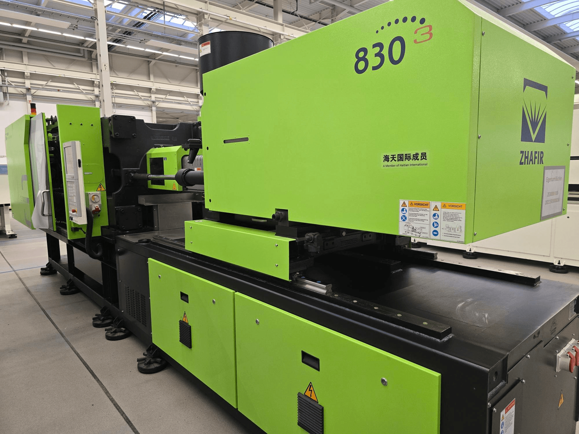 ZHAFIR ZERES III 3000/830/B5 elektriskā iesmidzināšanas iekārta, skats no sāniem, redzams spilgti zaļš korpuss un vadības panelis.