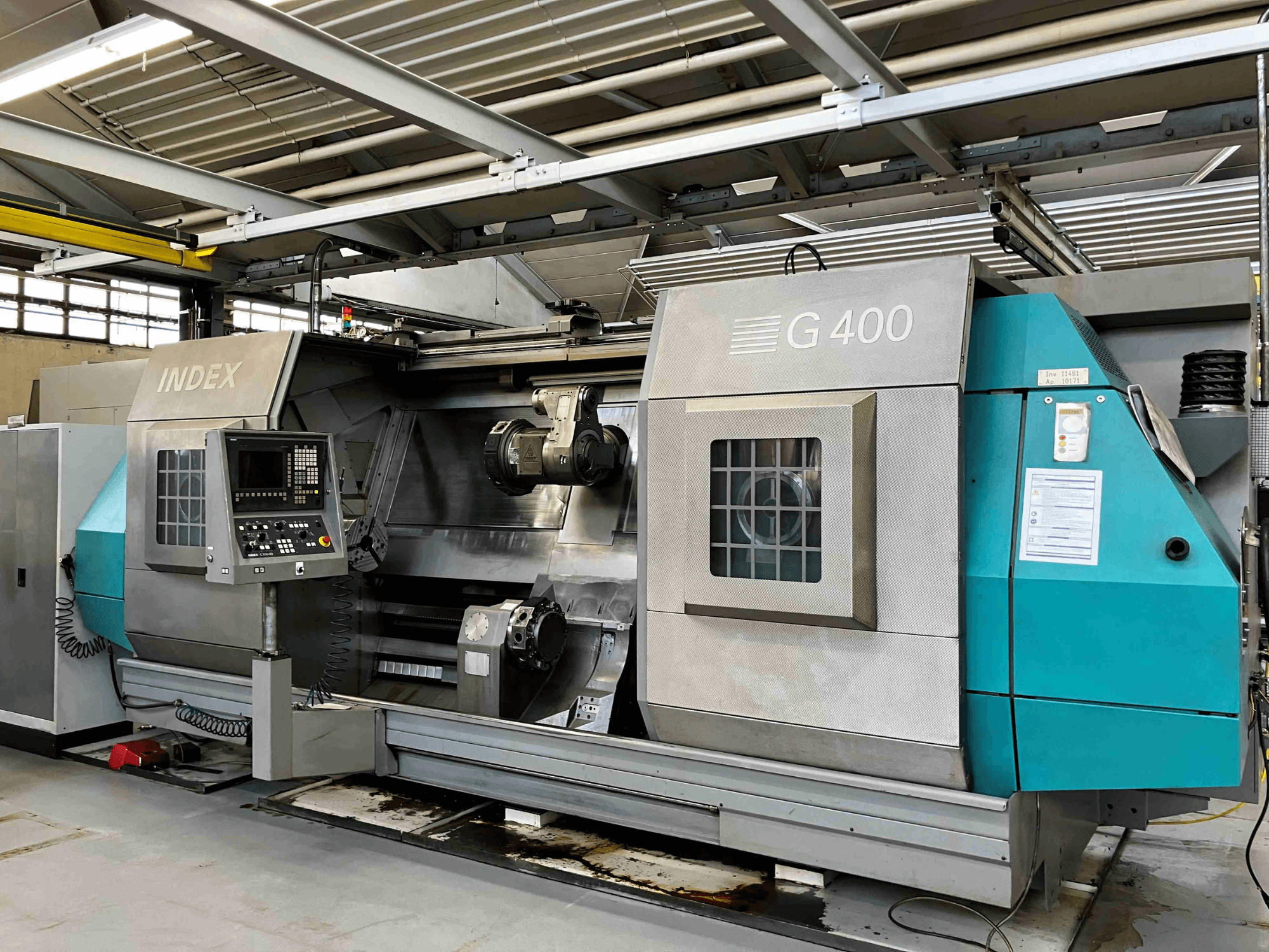 INDEX G400 CNC virpmašīna, skats no priekšpuses, ar vadības paneli ar ciparu displeju un dubulto vārpstu precīzai apstrādei.