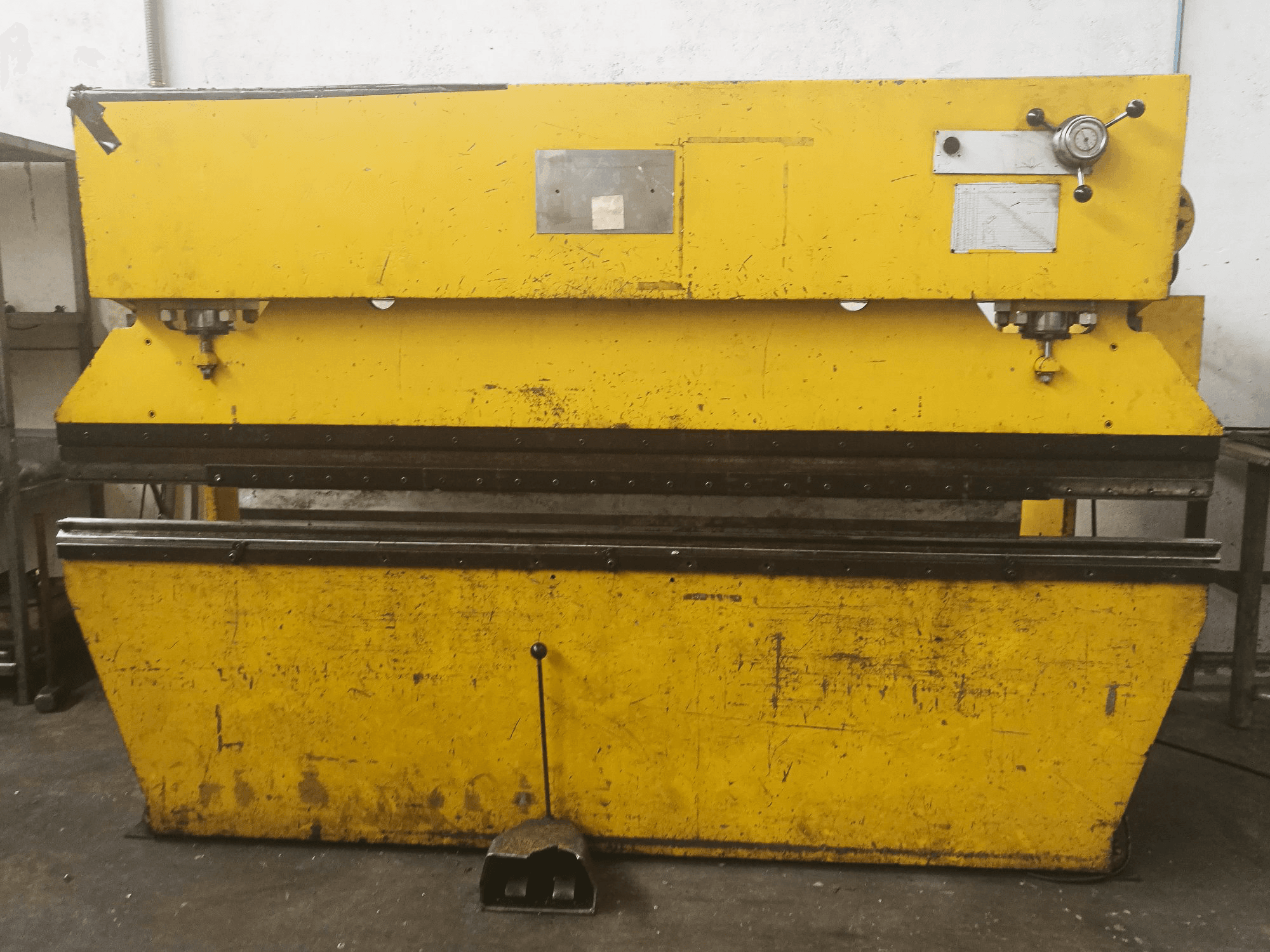 Mašīnas Ajial 75 Tn pretskats