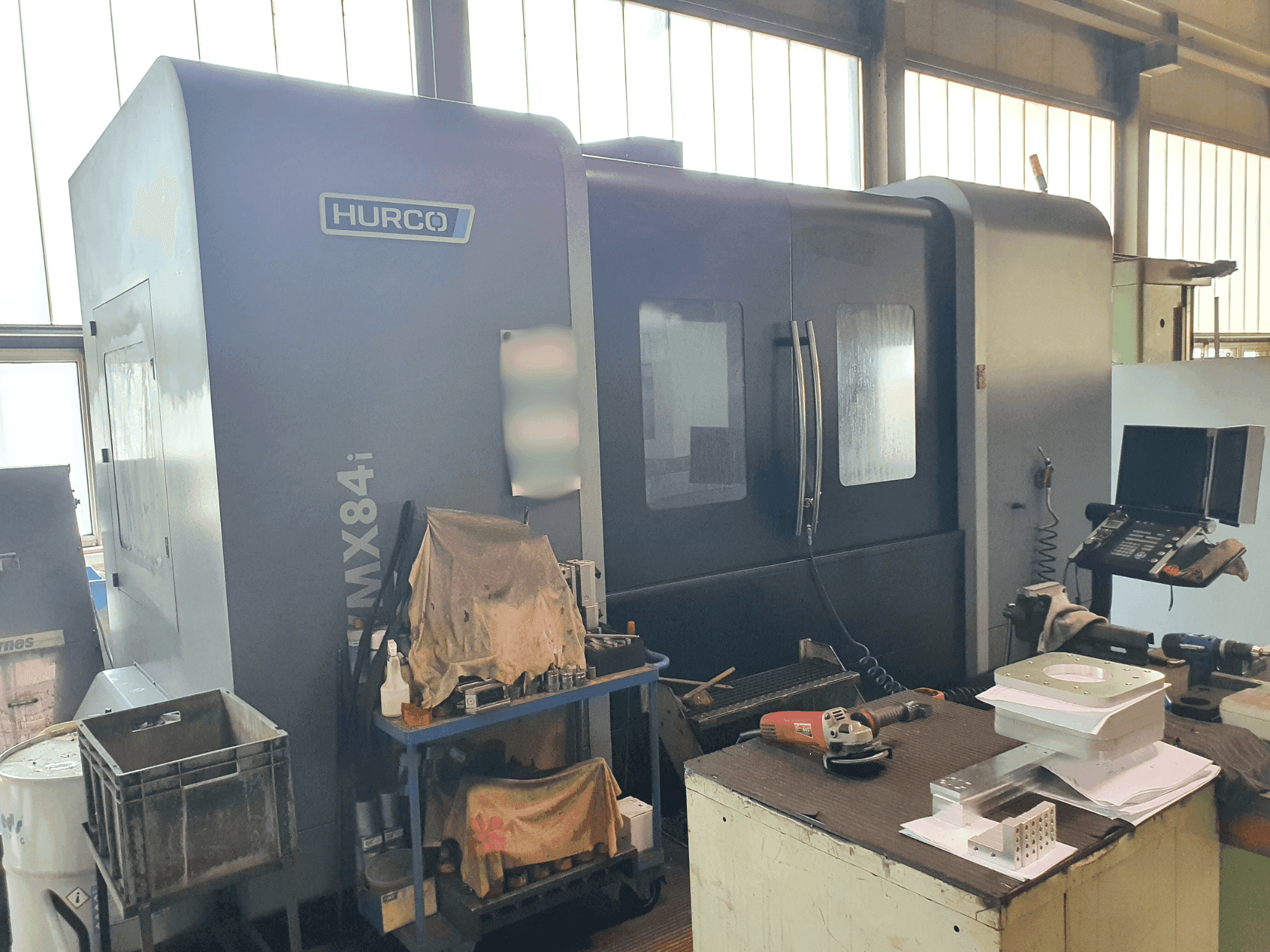 Mašīnas Hurco VMX 84i pretskats