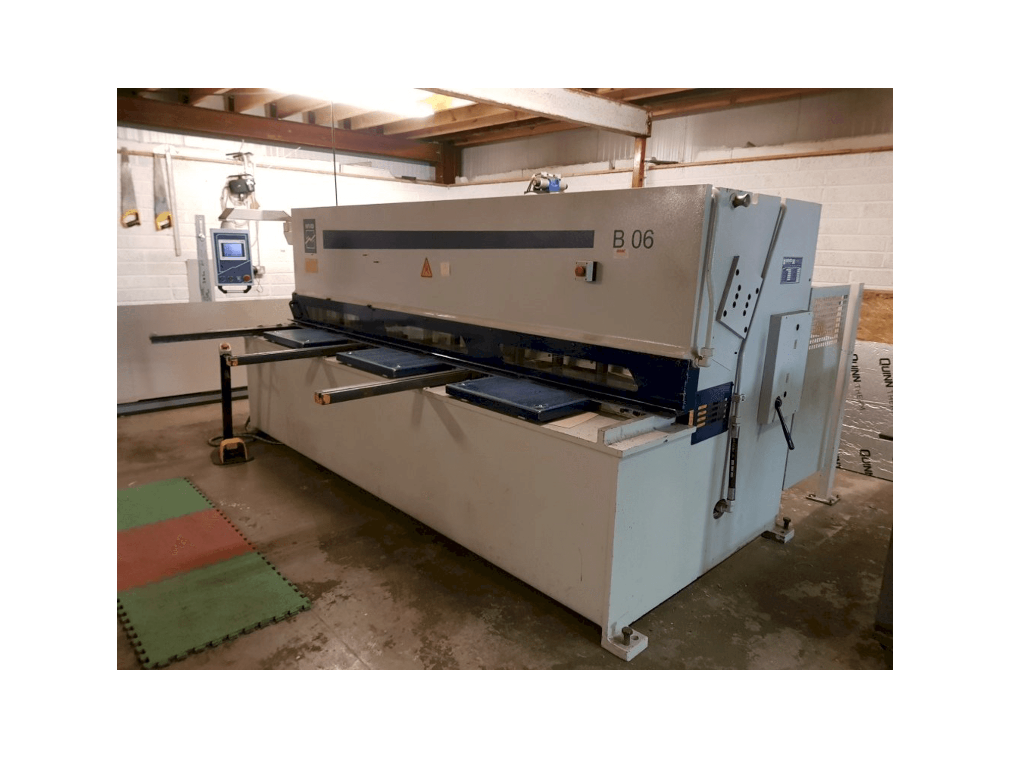 Mašīnas MVD B 06-3100 pretskats