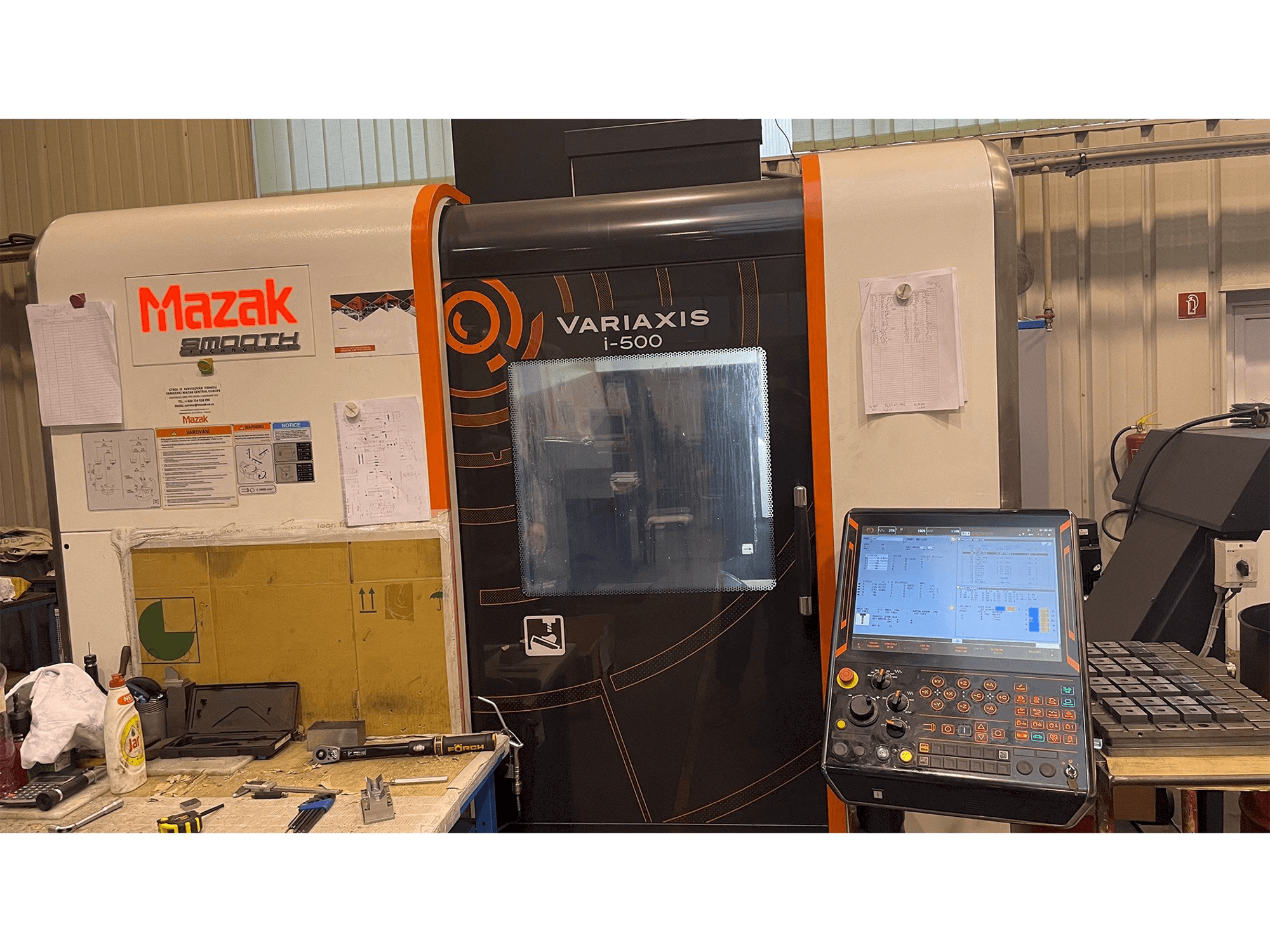 Mašīnas Mazak Variaxis i-500 pretskats