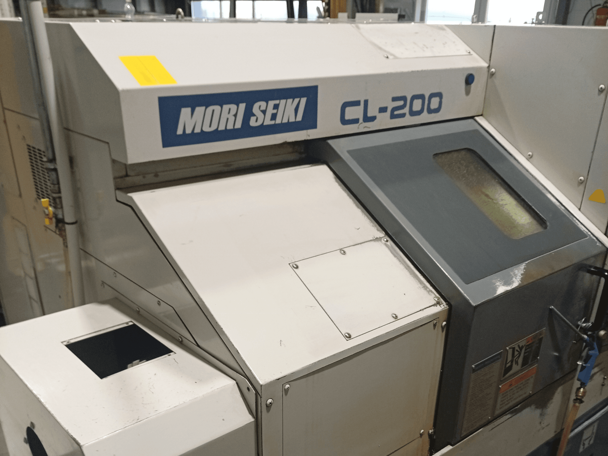 DMG Mori Seiki CL-200B horizontālās virpošanas mašīna, priekšējais skats, kurā redzams vadības panelis un dzesēšanas loga detaļas.