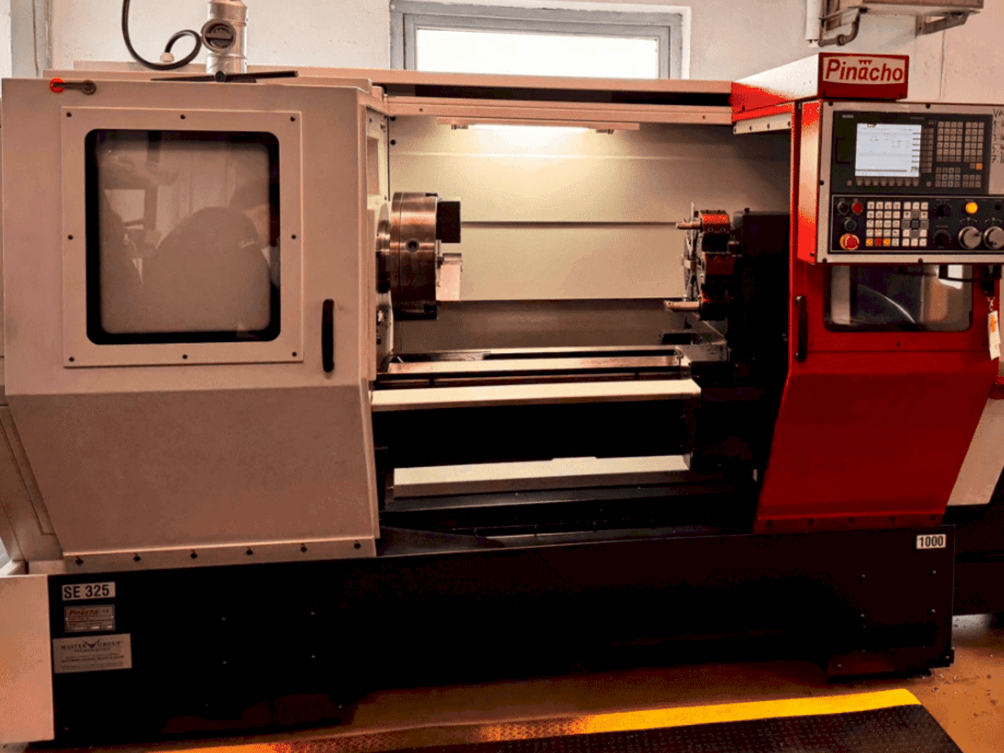 Mašīnas Pinacho SE325 pretskats