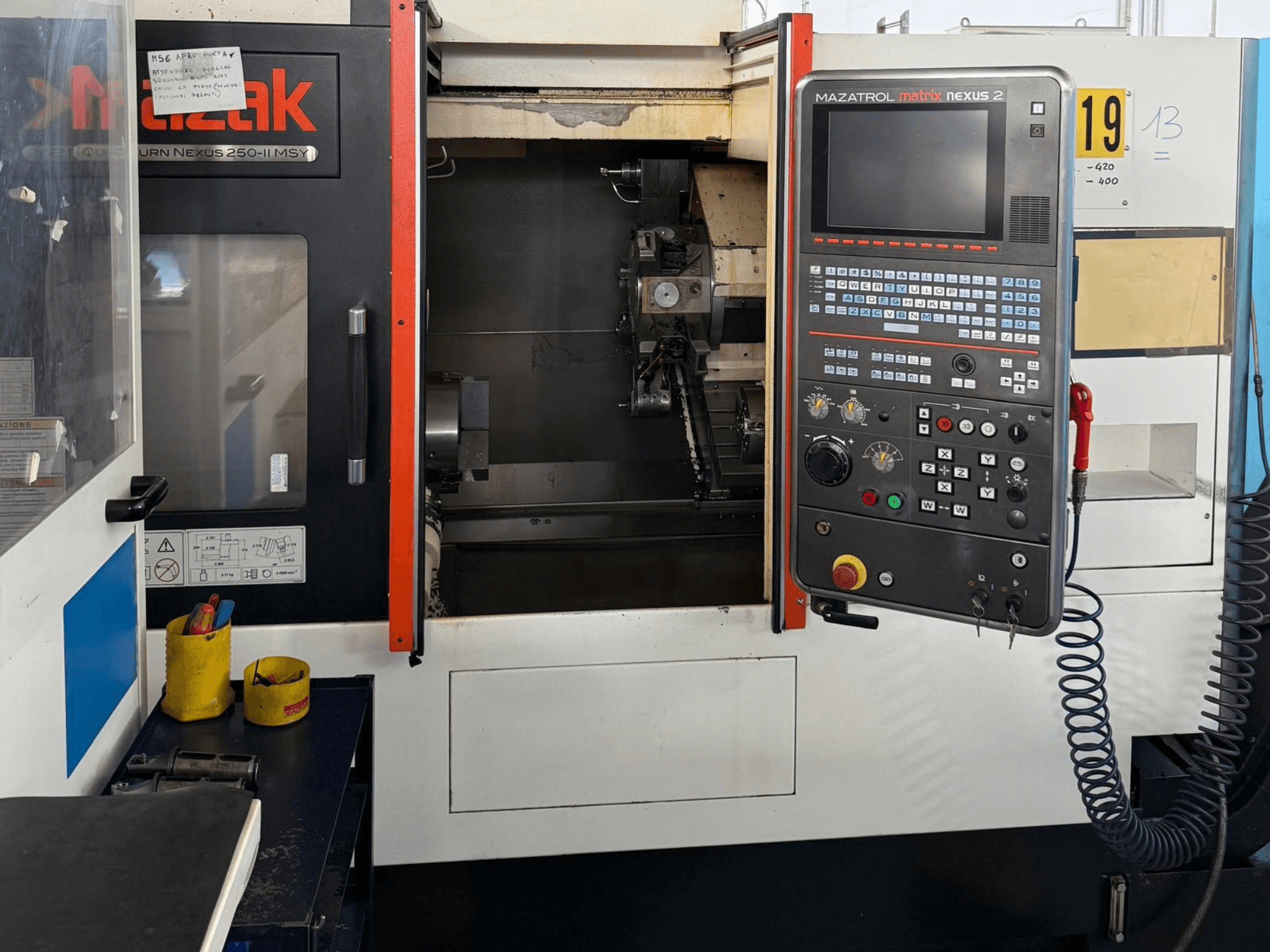 Mazak QTN 250 II MSY horizontālās virpošanas mašīnas skats no priekšpuses, kurā redzams vadības panelis MAZATROL Matrix Nexus 2 un mašīnas komponenti.