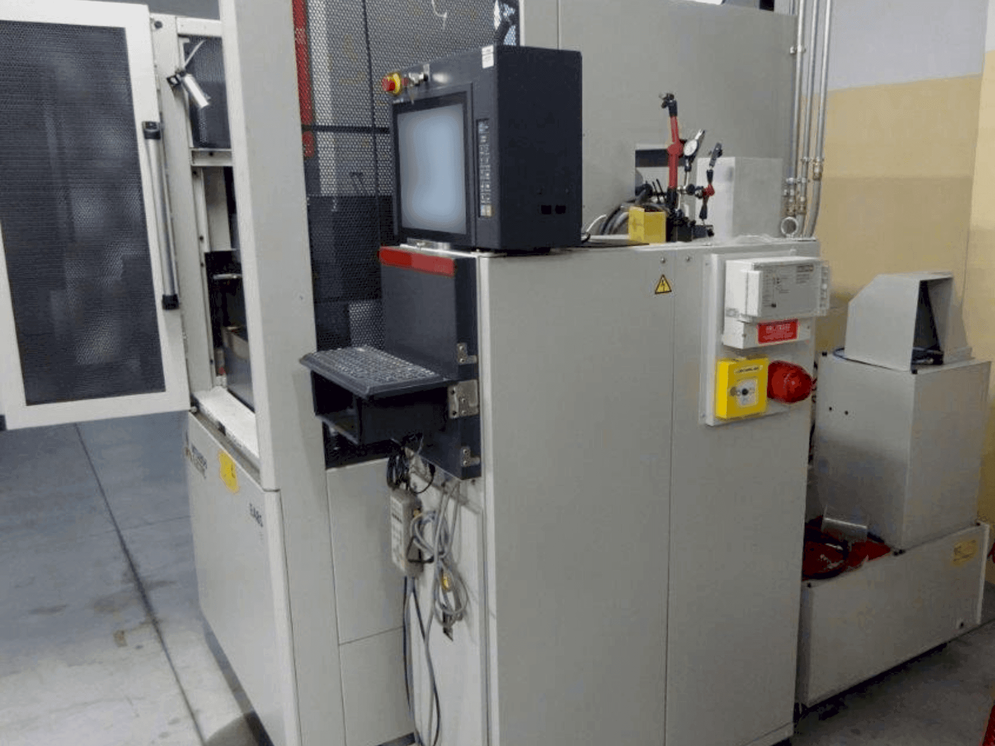 Mašīnas Mitsubishi Electric EA8-S pretskats