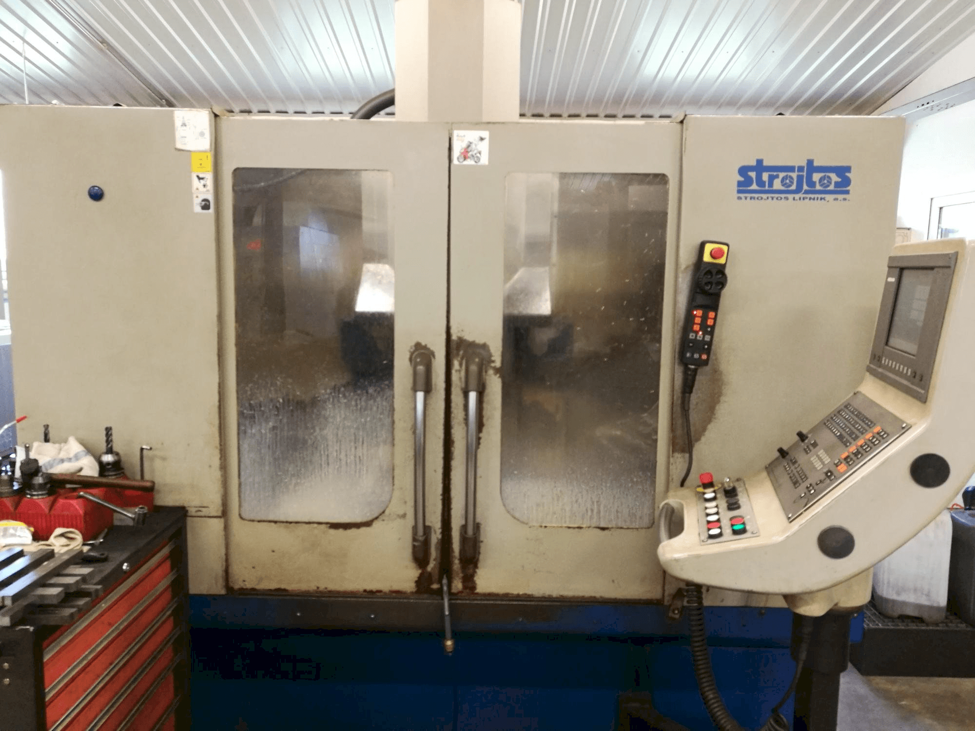 Mašīnas Strojtos VMC 40/8 pretskats