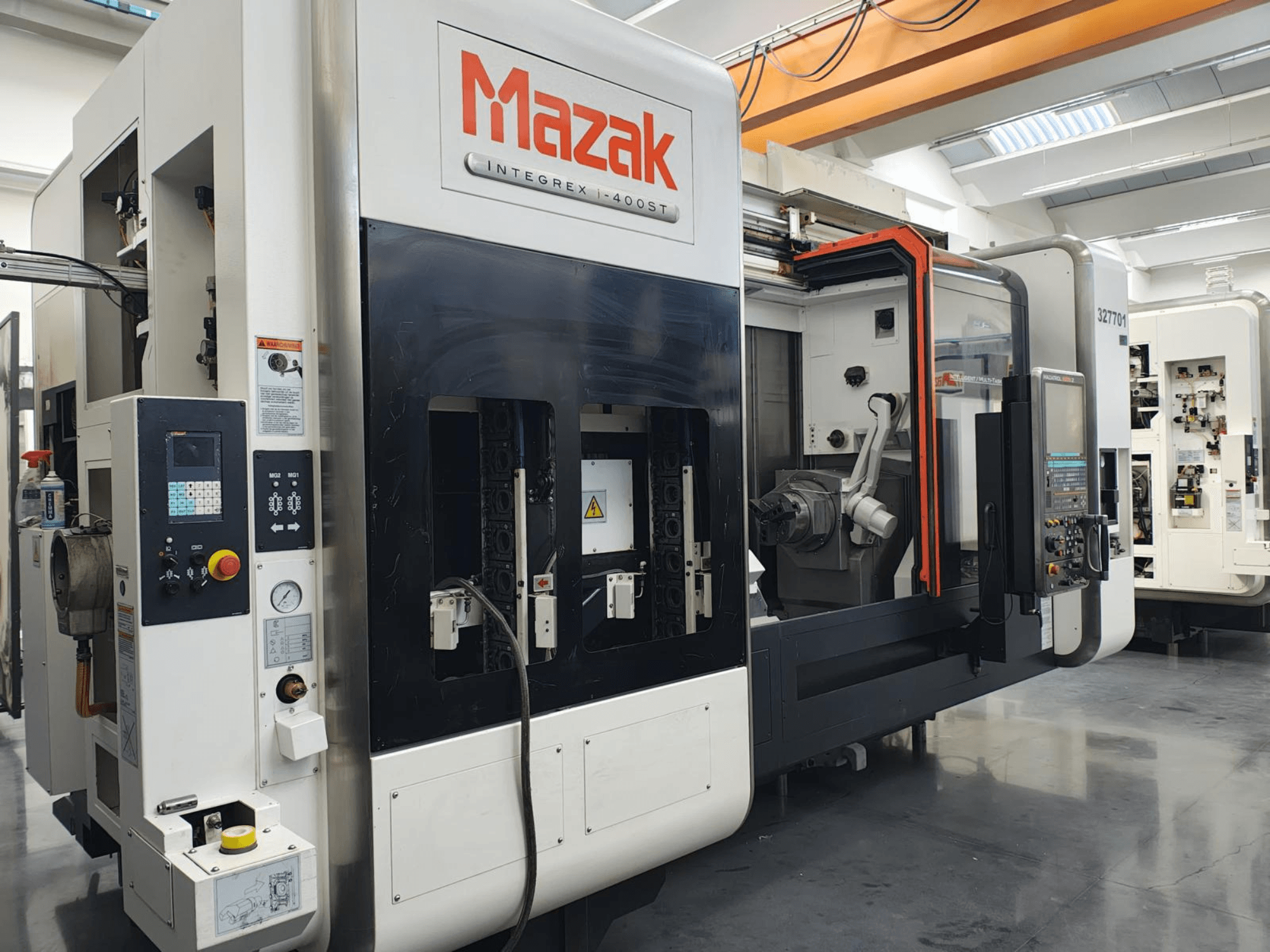 Mazak Integrex 400ST, skats no priekšpuses; CNC darbnīca ar vadības paneli, vārpstām un robota roku.