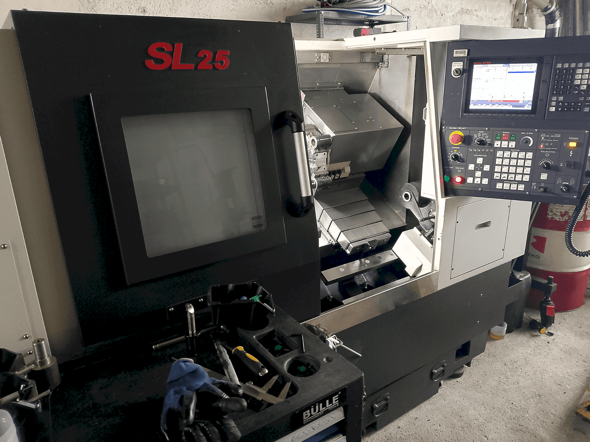 Mašīnas Akira Seiki SL 25 pretskats