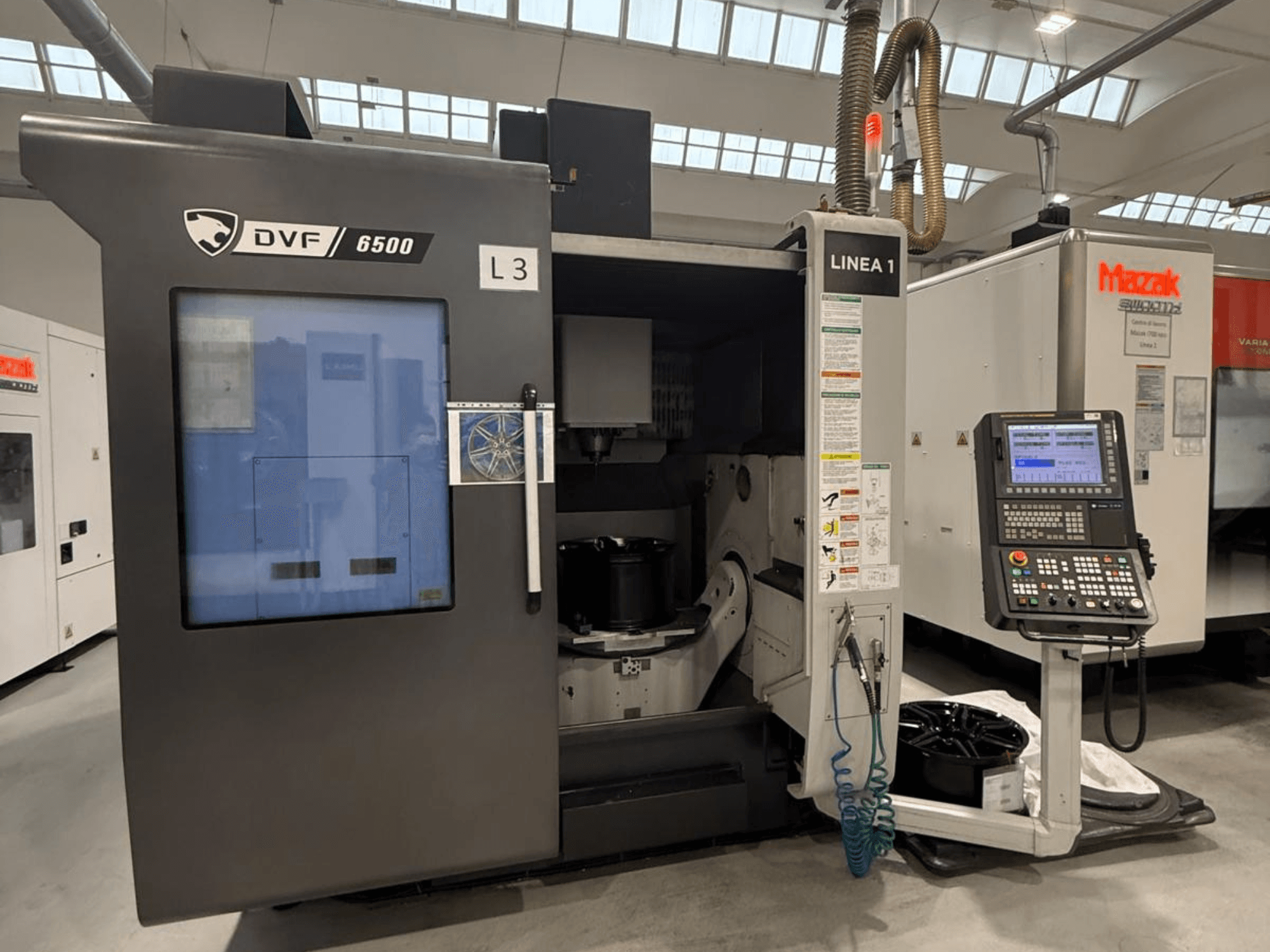 DVF 6500 CNC darbagalds, skats no priekšpuses, kurā redzams vadības panelis un iekšējā telpa ar detaļas stiprinājumu.