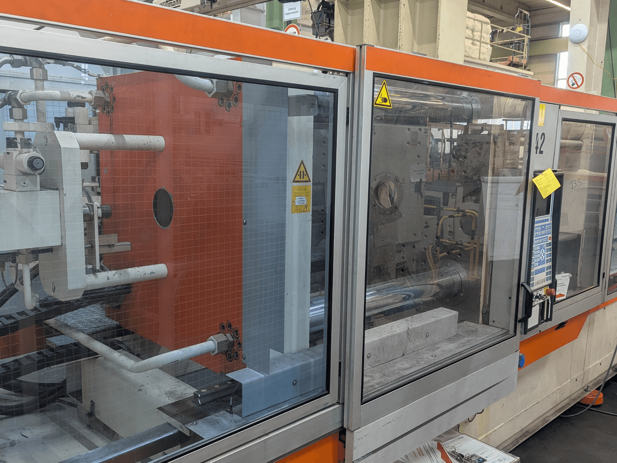 DEMAG SYSTEC 80/420-310 hidrauliskās iesmidzināšanas mašīnas priekšējais skats ar redzamu vadības paneli un mašīnu komponentiem.