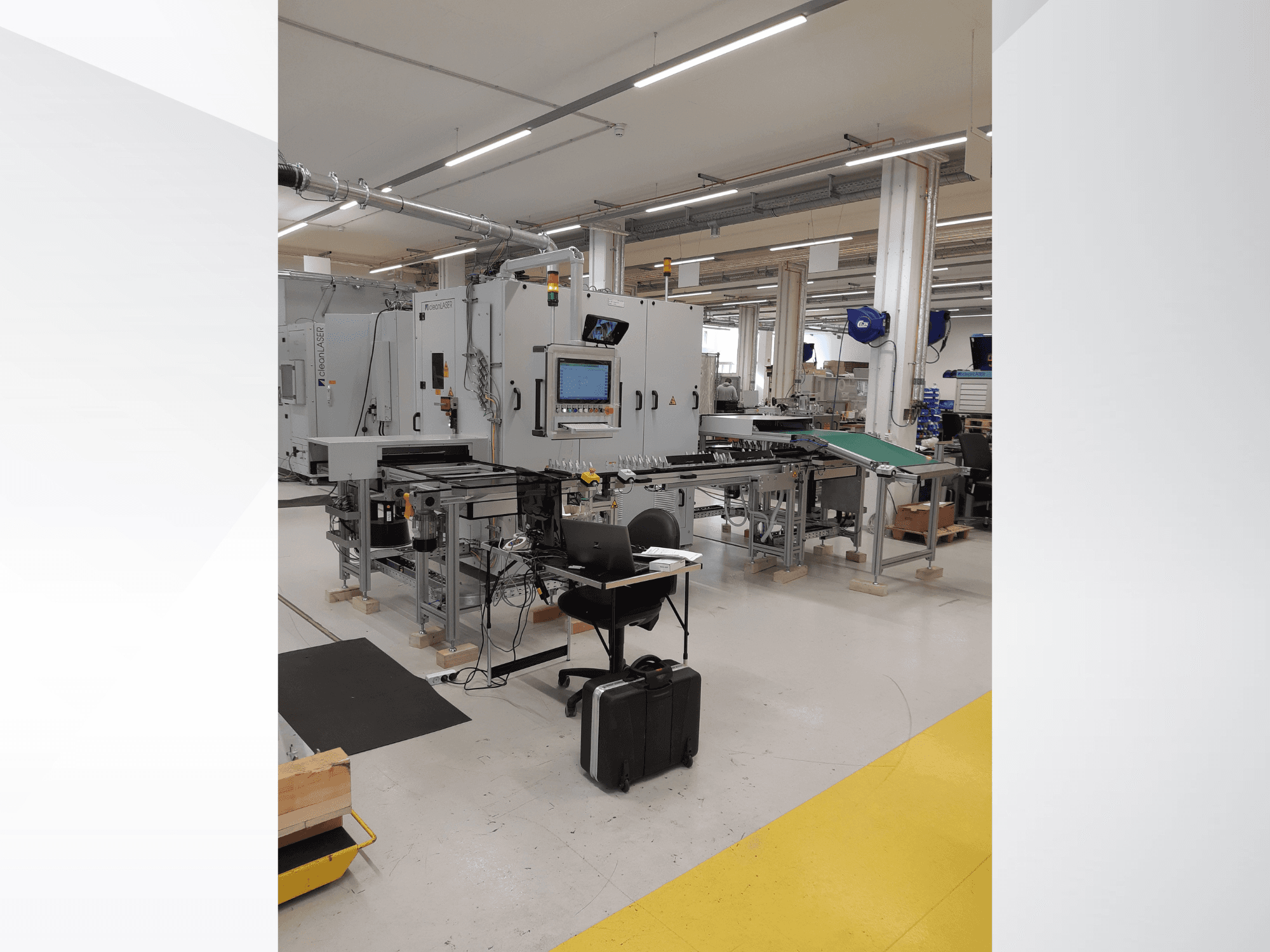 CLEAN LASER clean CELL 3220 CL600 darbgalda priekšskats ar vadības paneli un darba zonu rūpnīcas uzstādījumos.