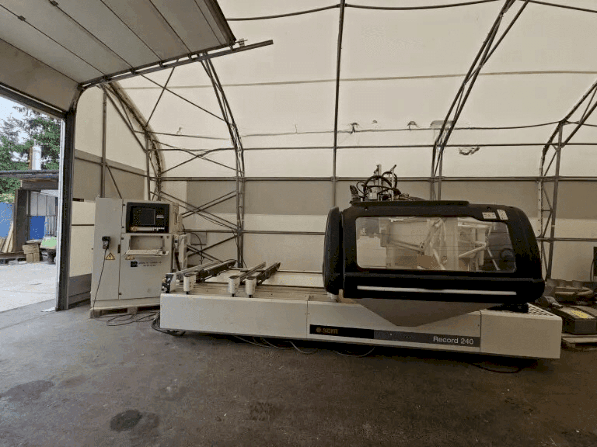 Mašīnas SCM Record 240 TV pretskats