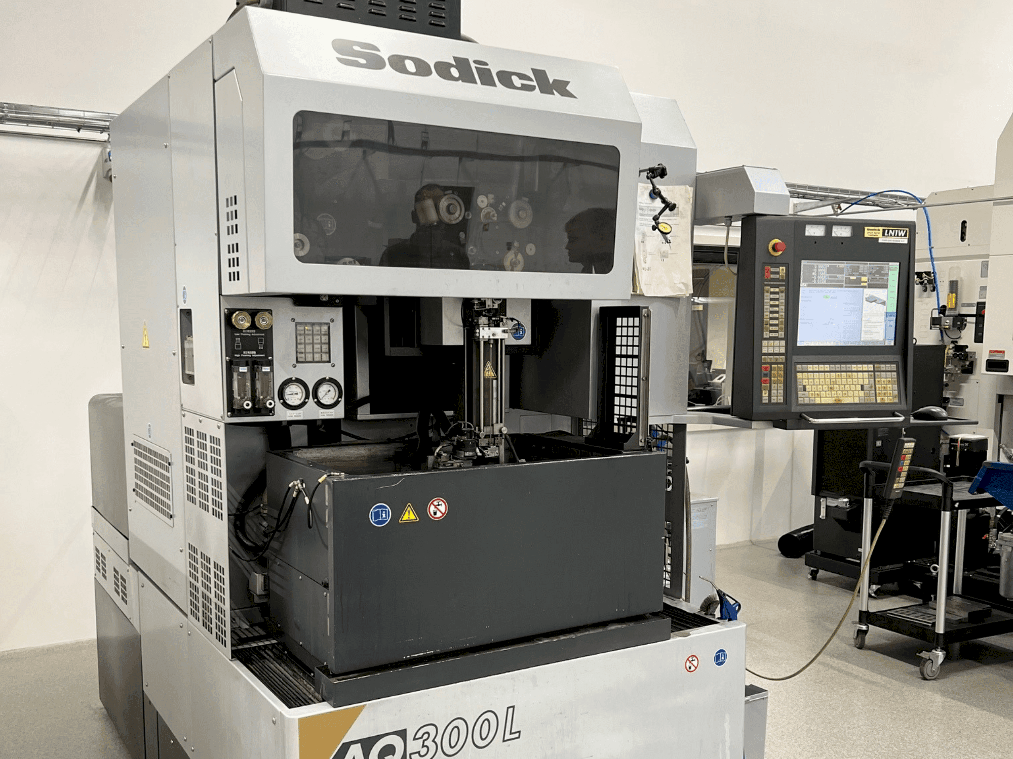 Mašīnas Sodick AQ300L pretskats