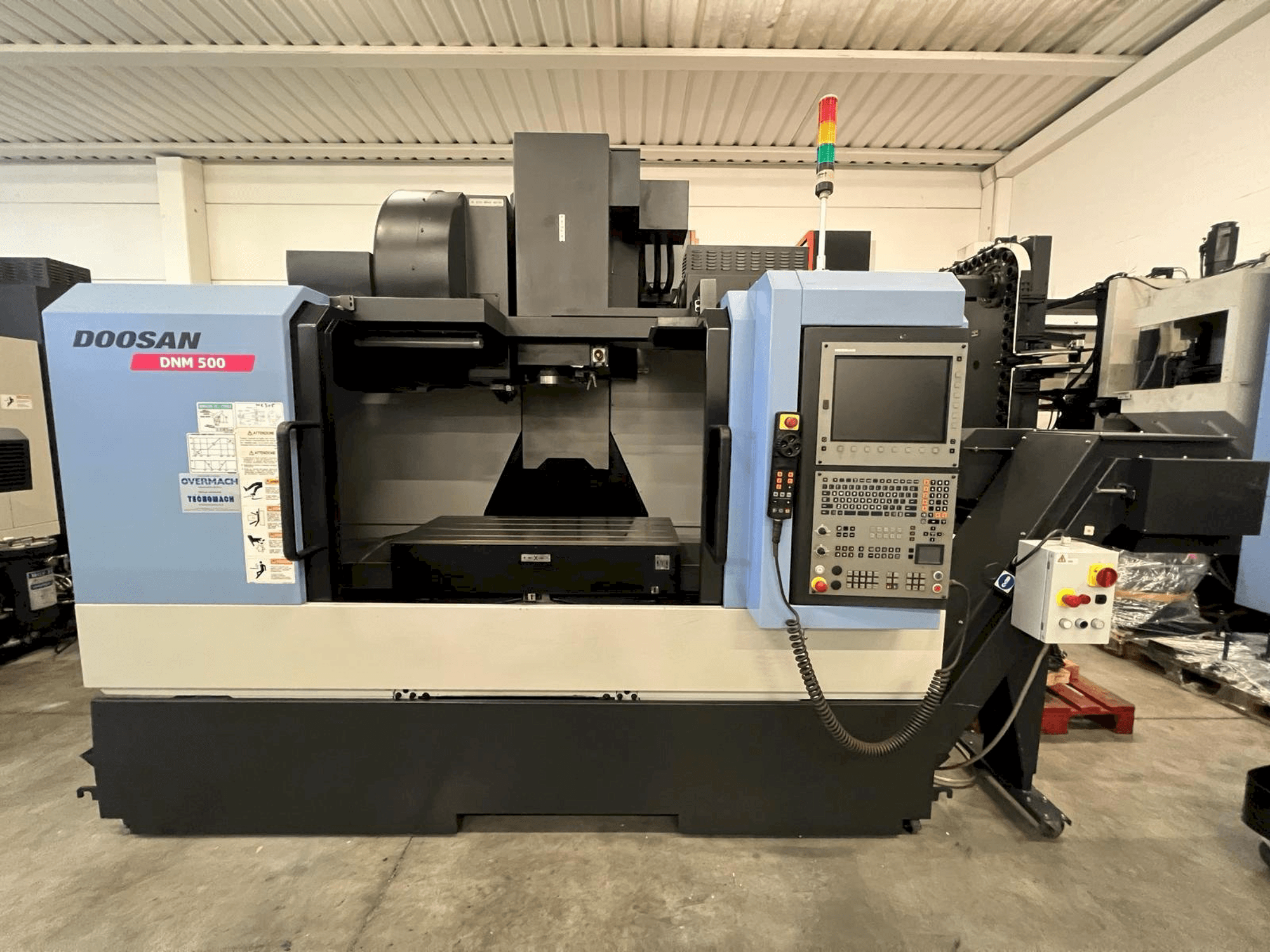 Mašīnas DOOSAN DNM 500 pretskats