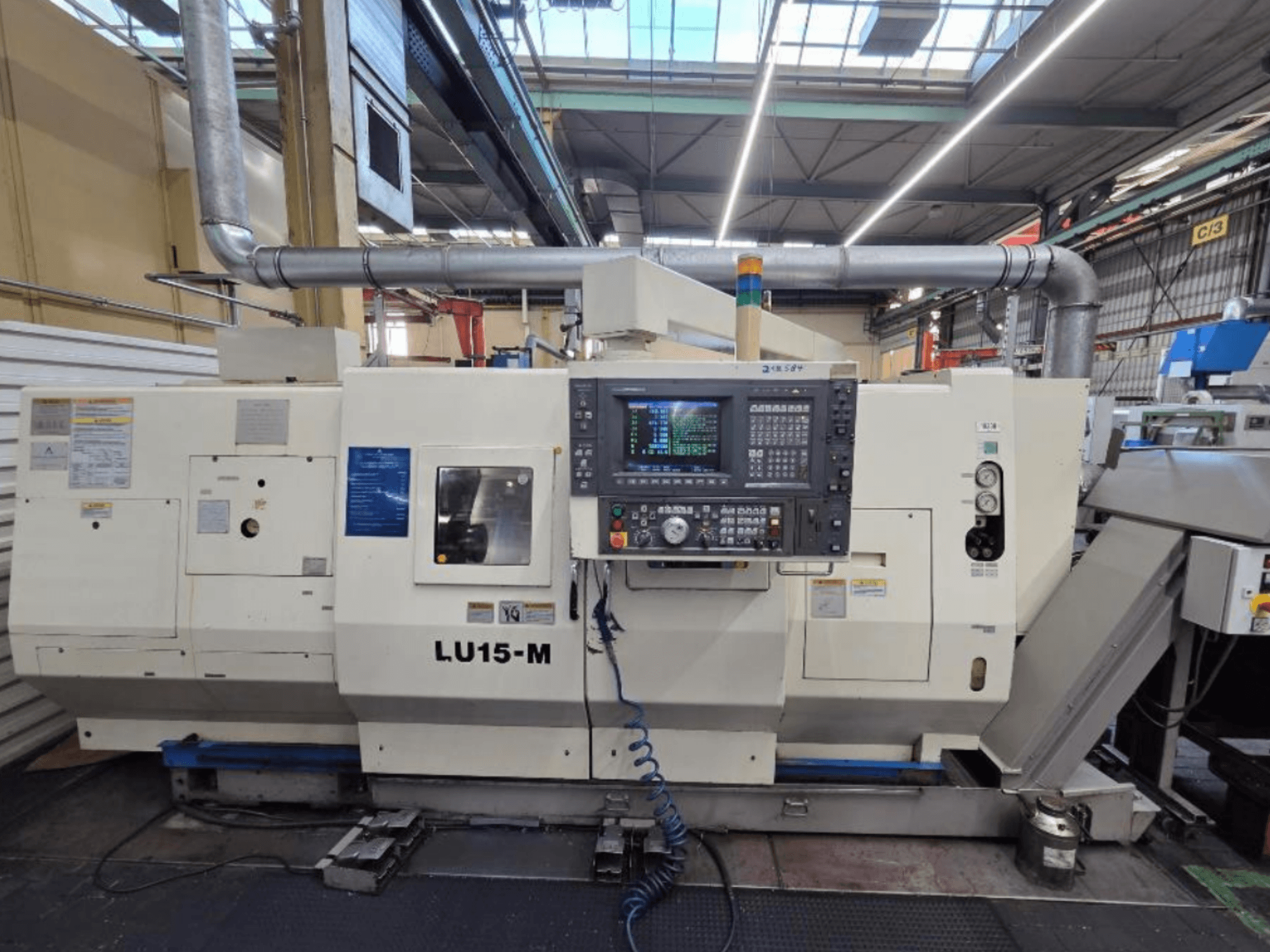 Okuma LU15 M-2SC 1000 horizontālās virpošanas iekārta, priekšējais skats, kurā redzams vadības panelis un iekārtas funkcijas darbnīcā.