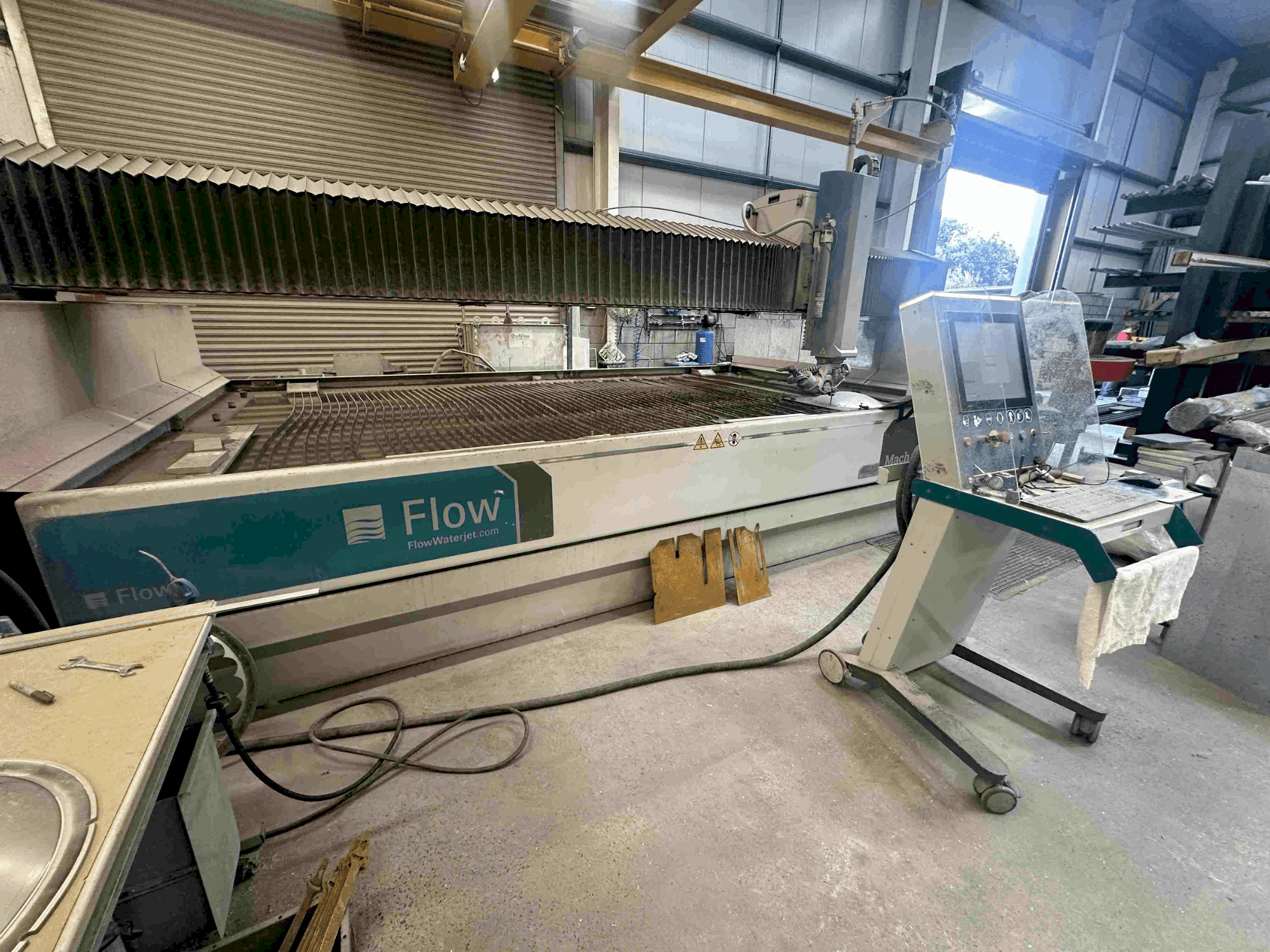 Mašīnas Flow Mach 500-4020 pretskats