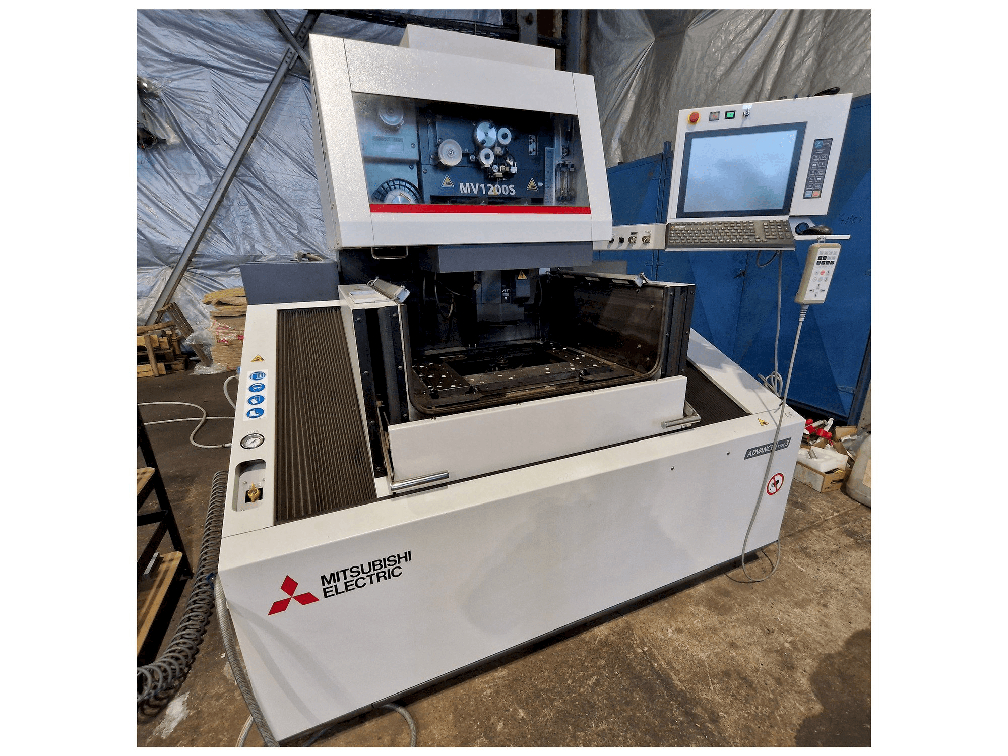 Mašīnas Mitsubishi MV1200S pretskats