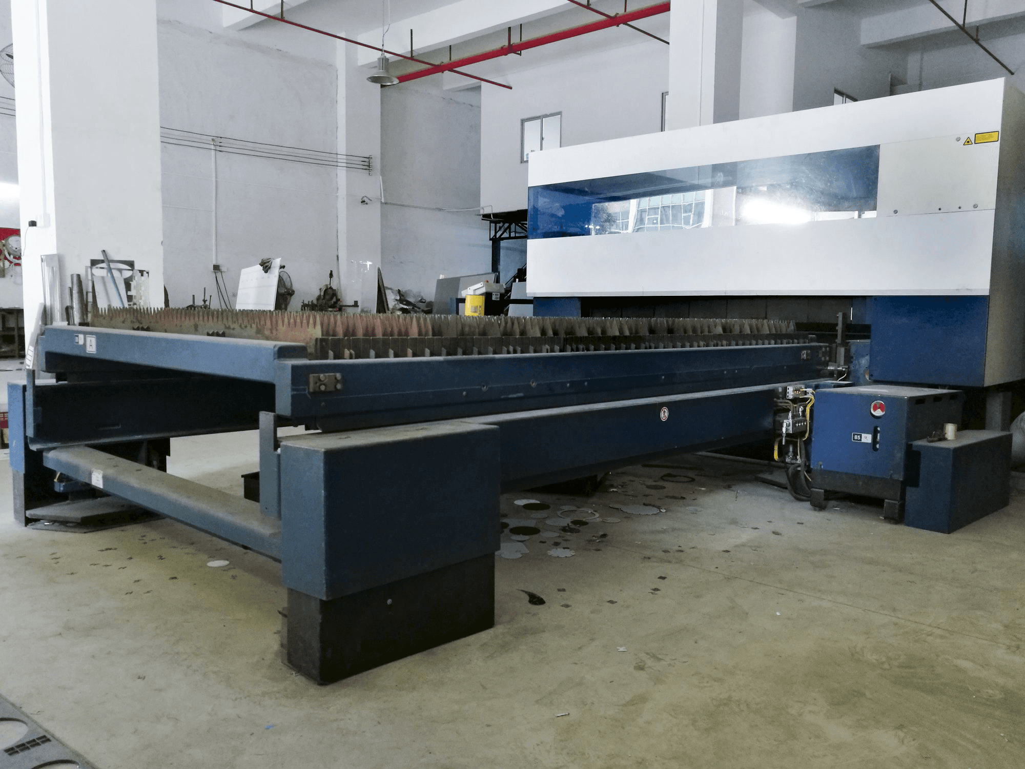 Mašīnas Trumpf TruLaser 3030 skats no labās puses