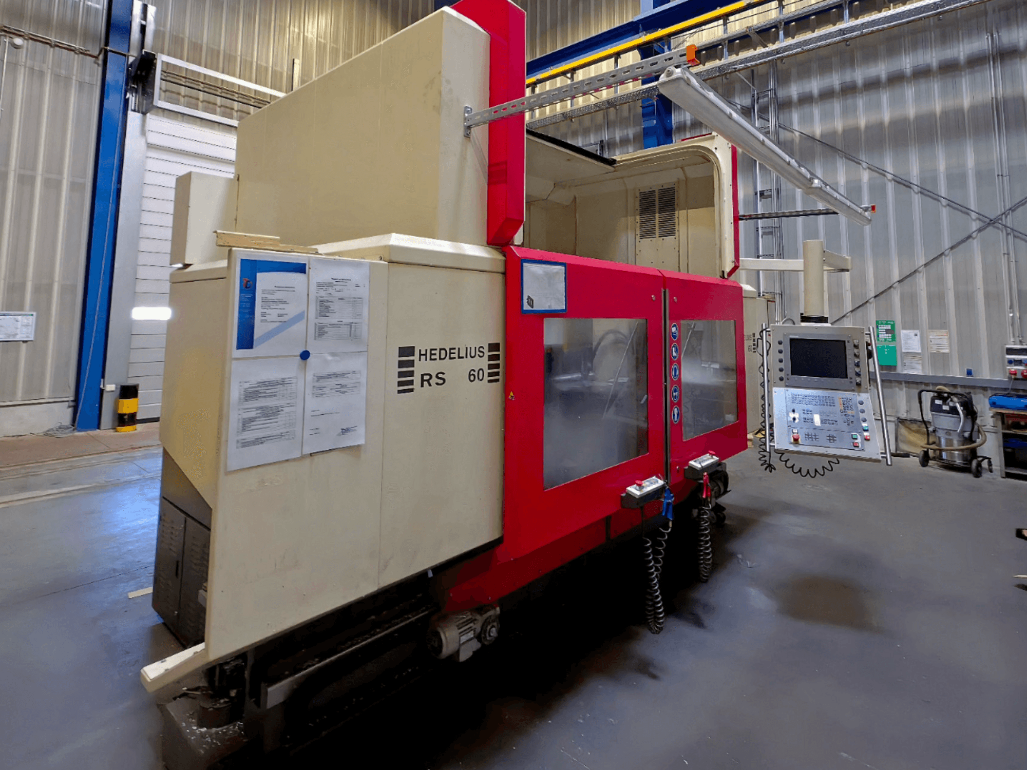 HEDELIUS RS 60 K - 2000 vertikālais apstrādes centrs, skats no sāniem, redzams vadības panelis un drošības instrukcijas.