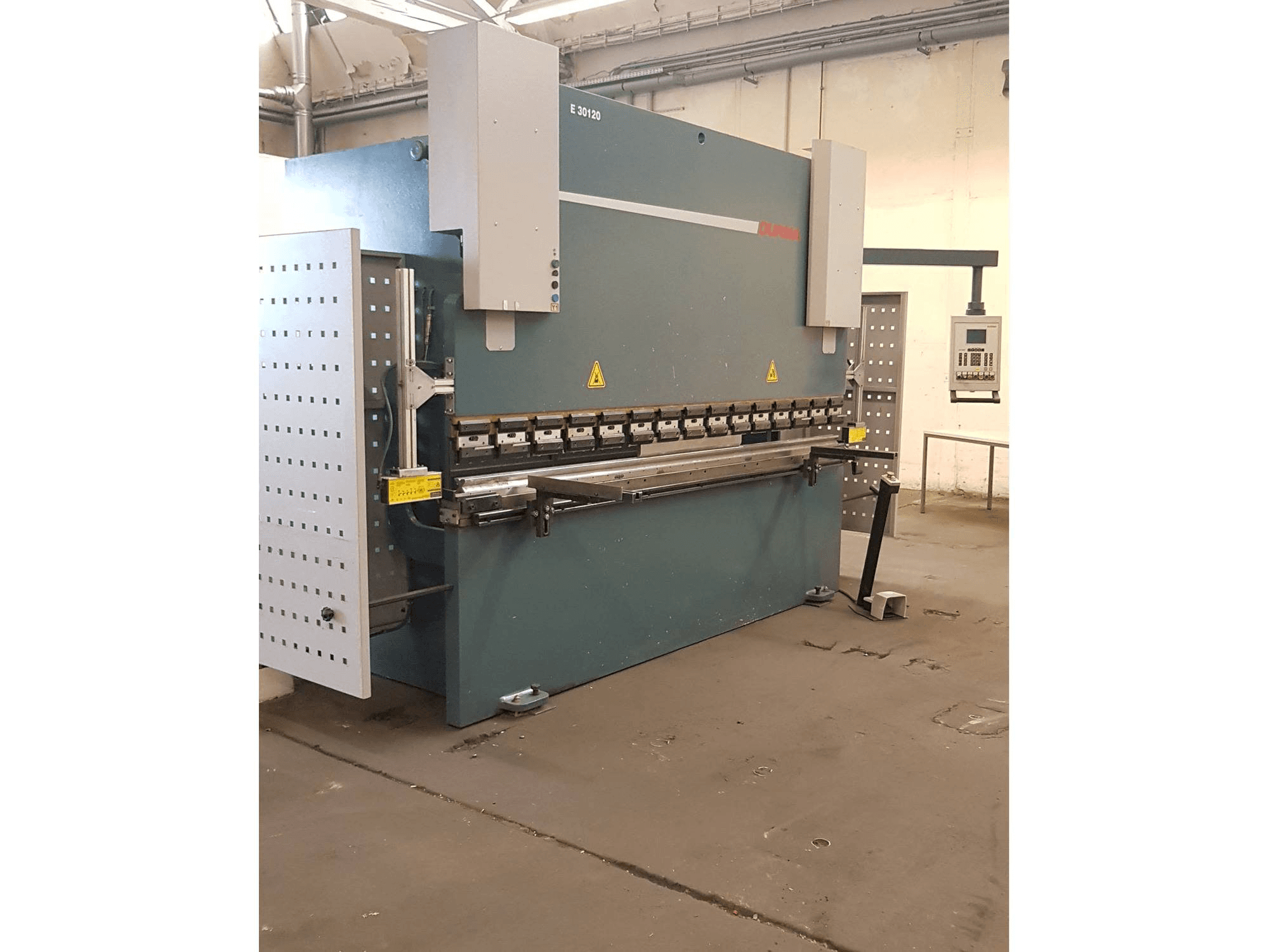 Mašīnas Dumazlar E 30120 pretskats