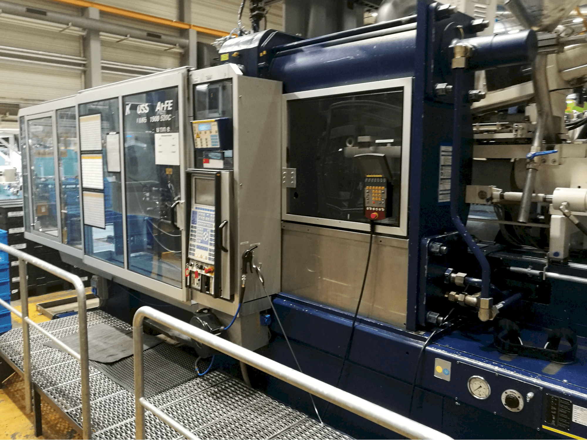 Mašīnas Krauss Maffei 650-1900-520 CZ skats no labās puses